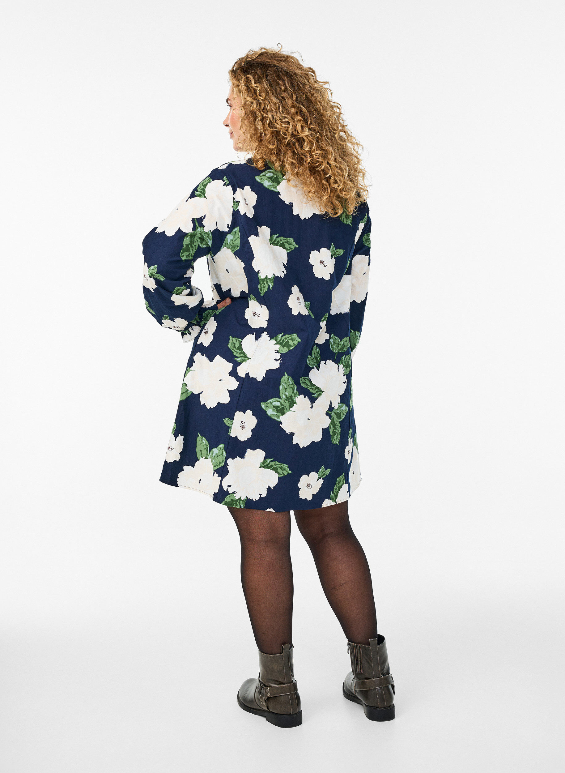 Zizzi Kurzes Kleid aus Baumwolle mit V-Ausschnitt und langen &Auml;rmeln, Blau, Model image number 2