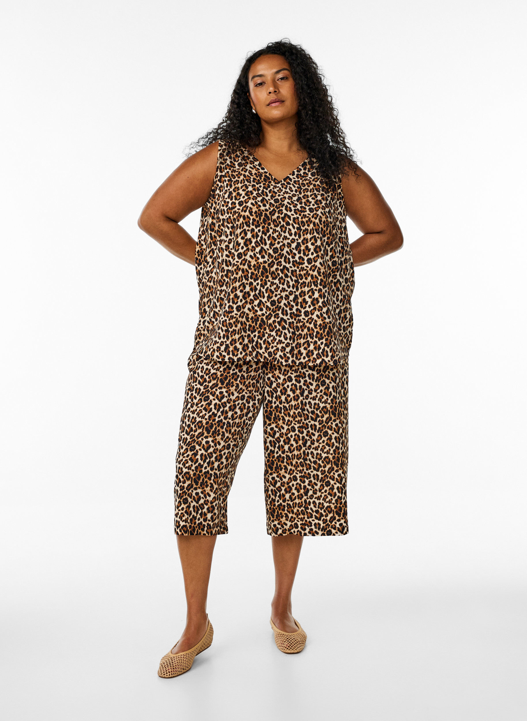 Zizzi Bedrucktes Oberteil mit V-Ausschnitt, Braun, Model image number 1