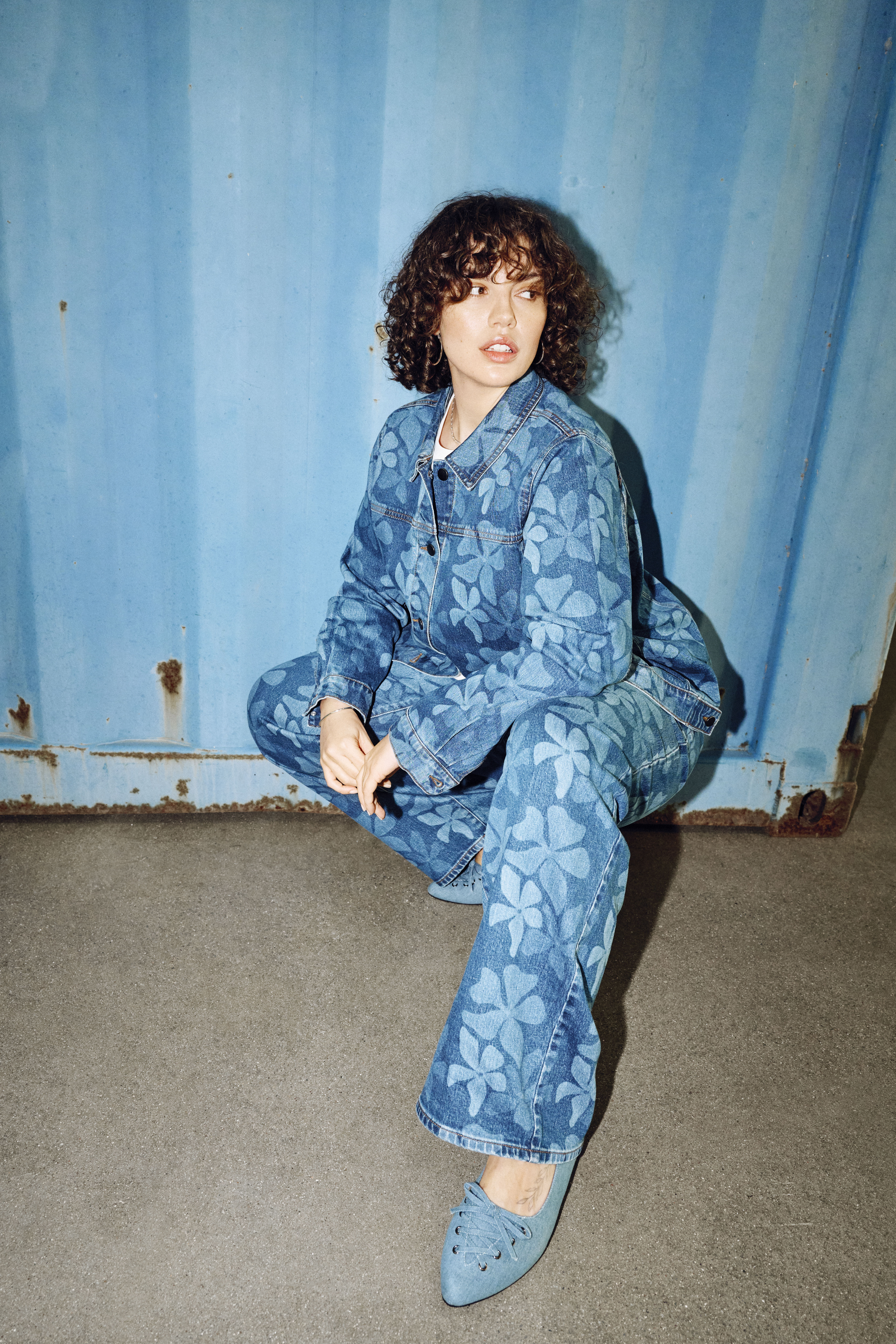 Zizzi Jeansjacke mit Blumenmuster, , Model