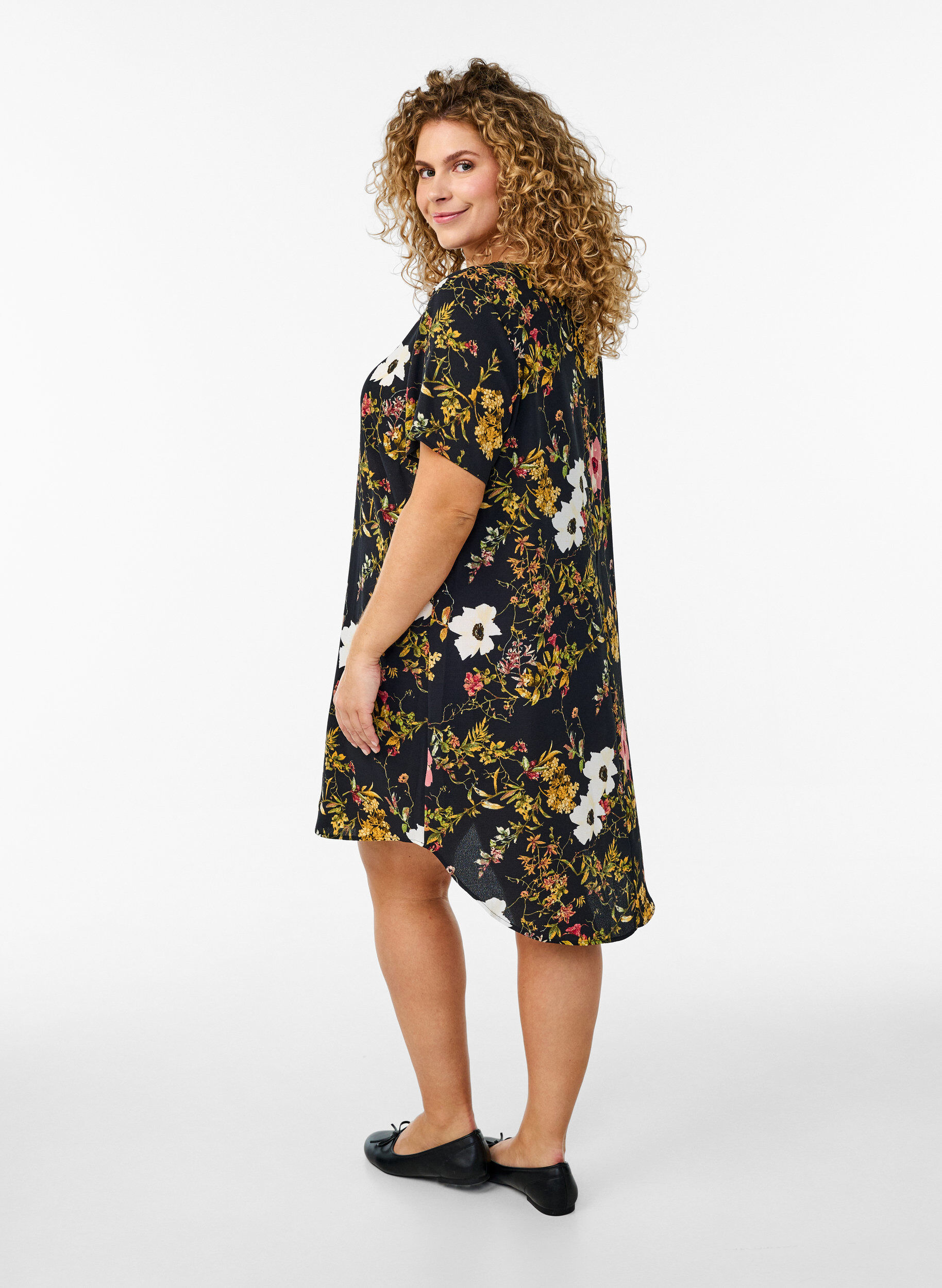 Zizzi Kleid mit Aufdruck und kurzen &Auml;rmeln, Schwarz, Model image number 2
