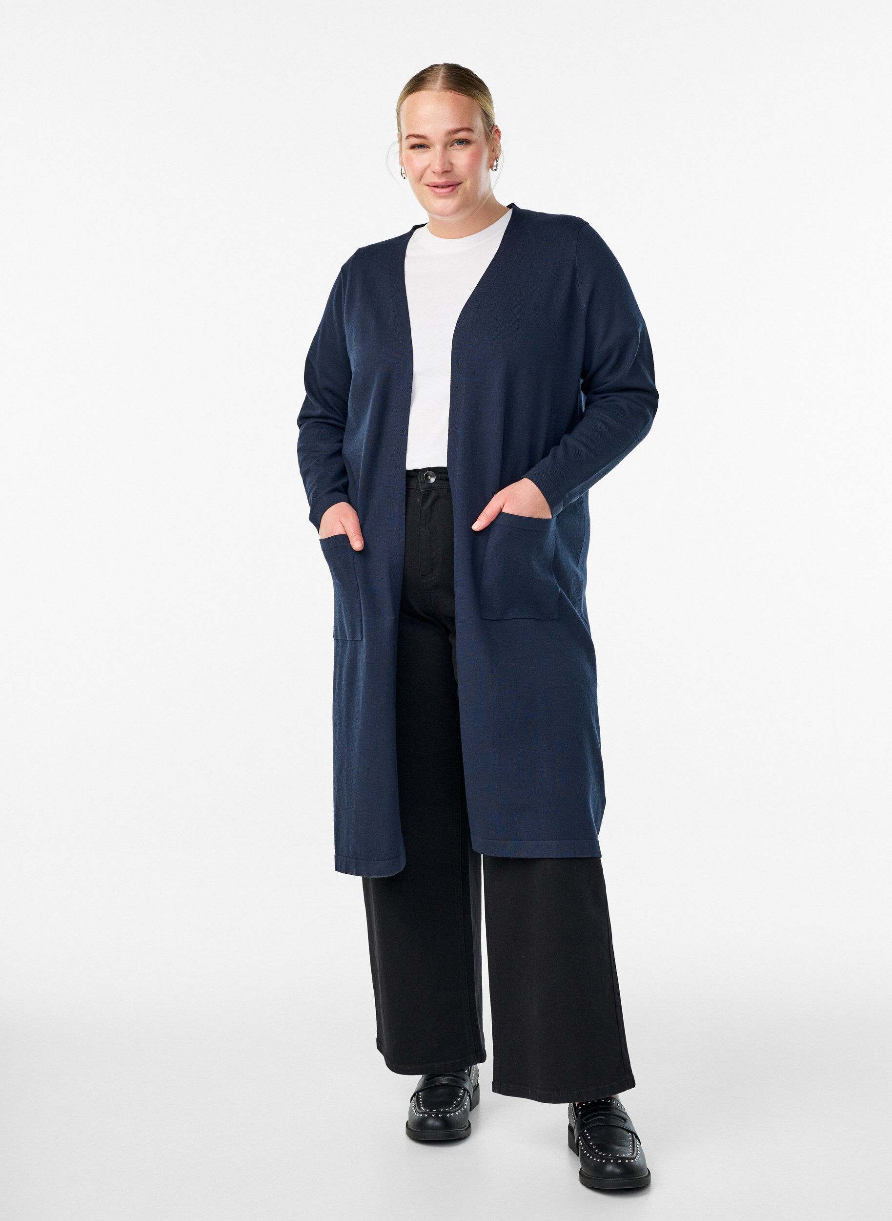 Lange, offene Strickjacke mit Taschen, Blau, Model
