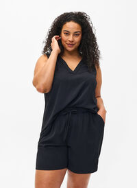Kurze Hose mit Taschen und elastischem Bund, Black, Model