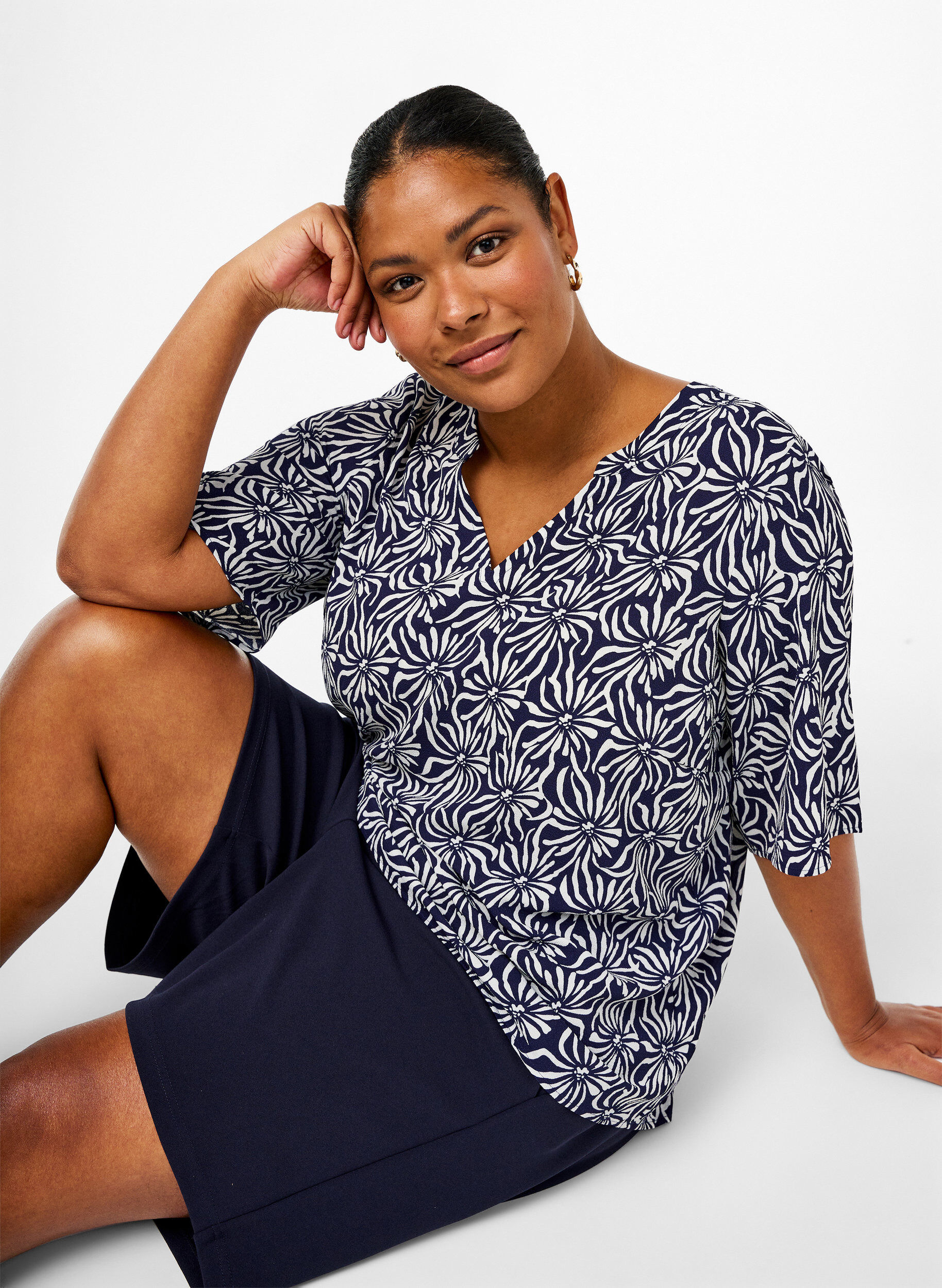 Zizzi Bluse mit V-Ausschnitt und Blumendruck, White Blue Flower, Image image number 0