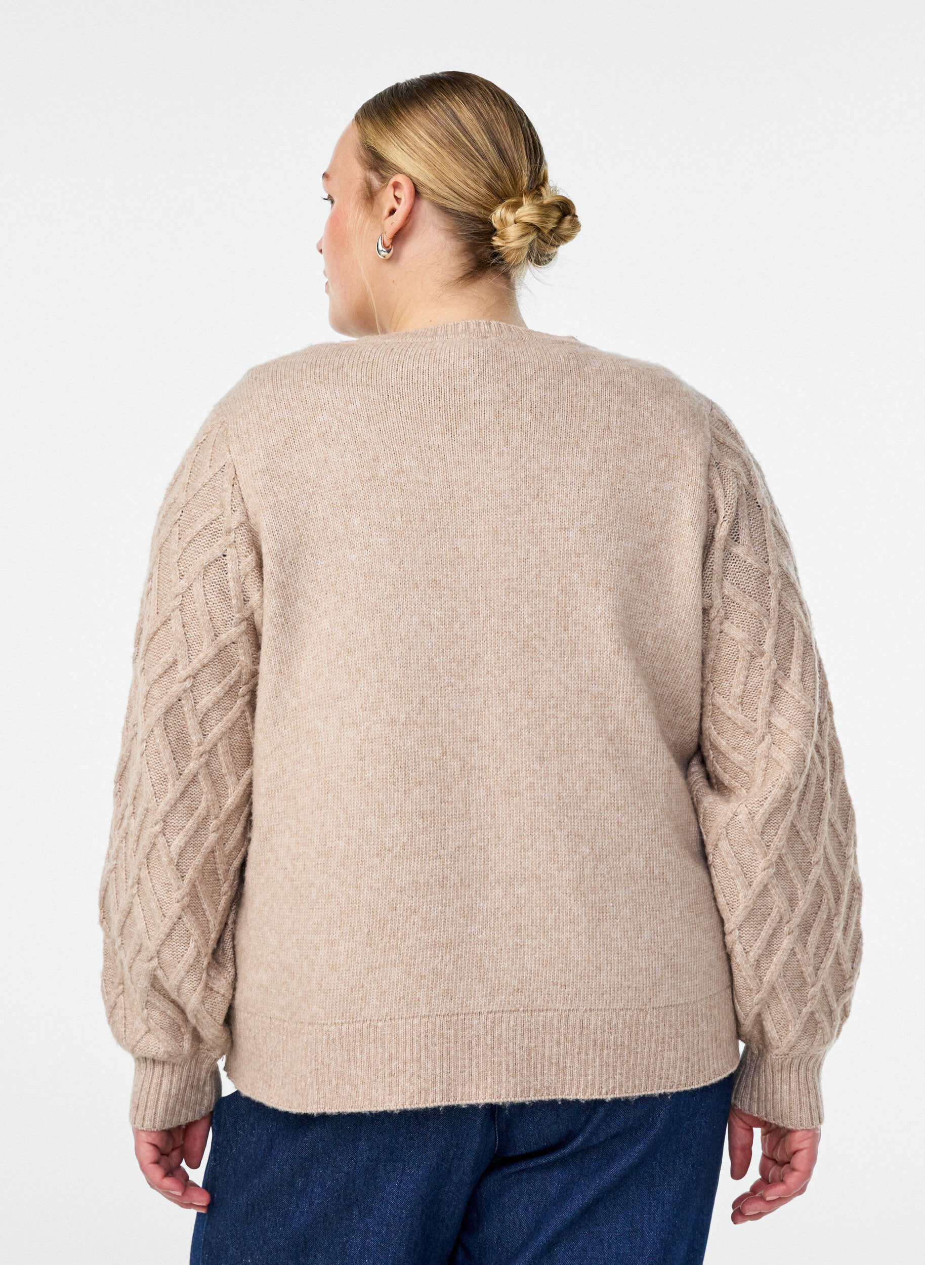 Zizzi Zopfmuster Strickjacke mit Perlenkn&ouml;pfen, Beige, Model image number 2