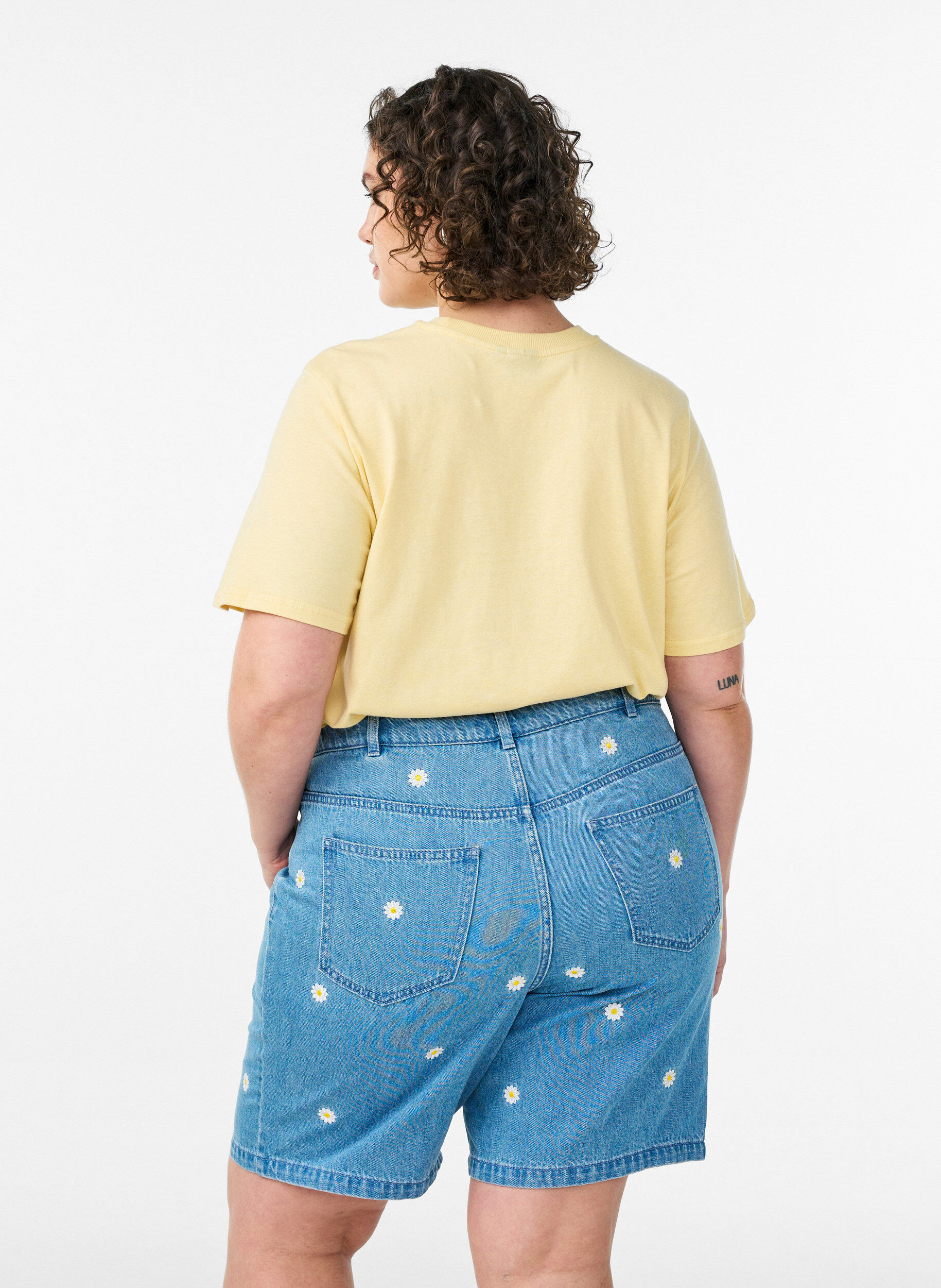 Zizzi Hoch taillierte Jeansshorts mit gebl&uuml;mter Stickerei, Blau, Model image number 2