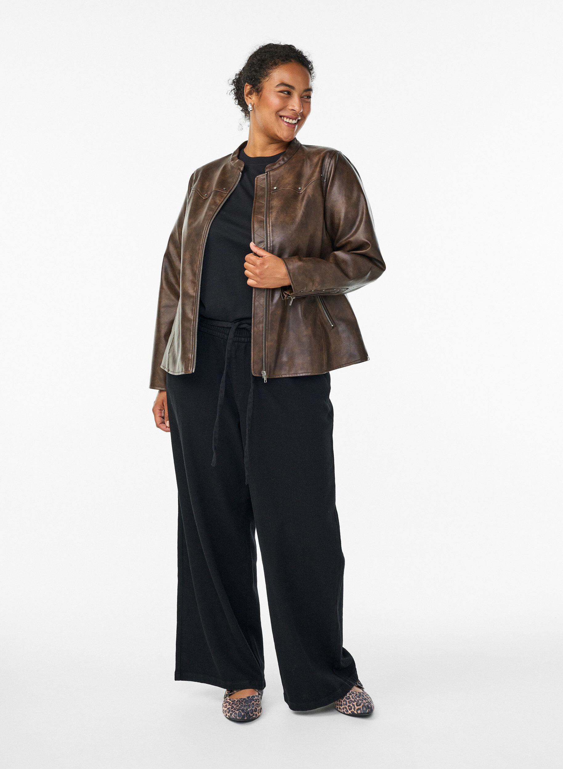 Zizzi Kunstlederjacke mit Nieten und Taschen, Braun, Model image number 1