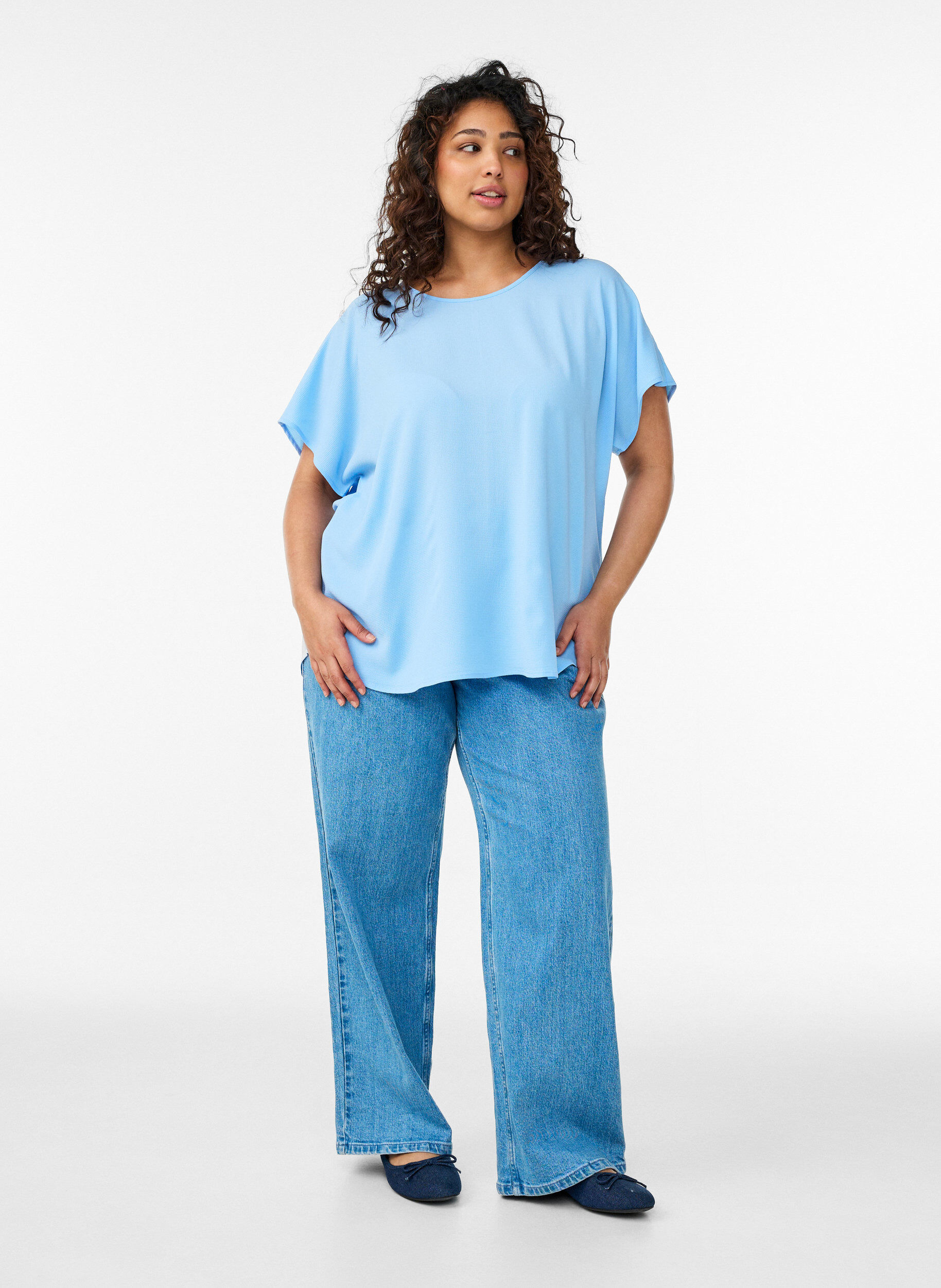Zizzi Bluse mit kurzen &Auml;rmeln und Rundhalsausschnitt, Blau, Model image number 1