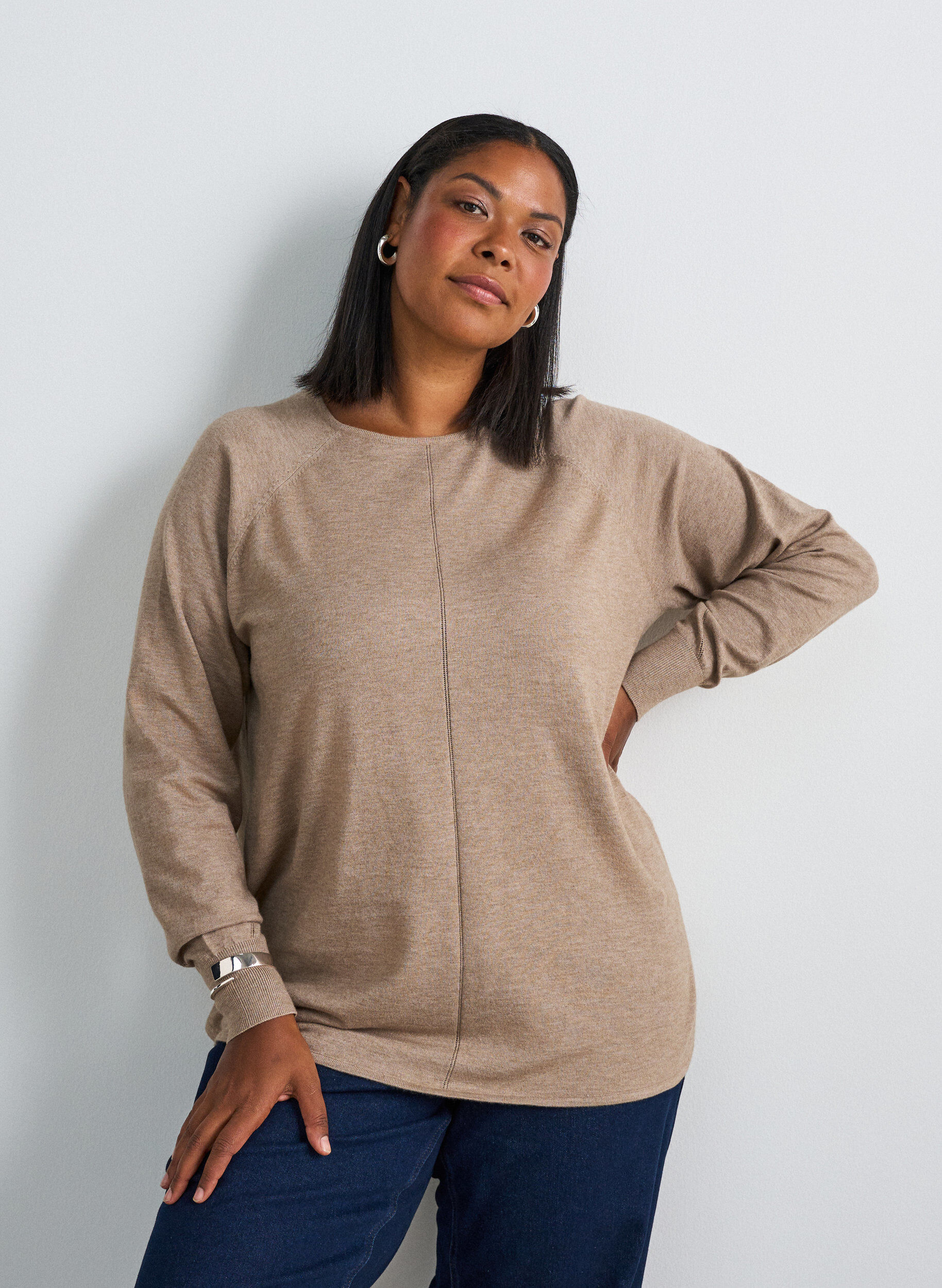Strickbluse mit Rundhalsausschnitt und Strickmuster, Beige, Model