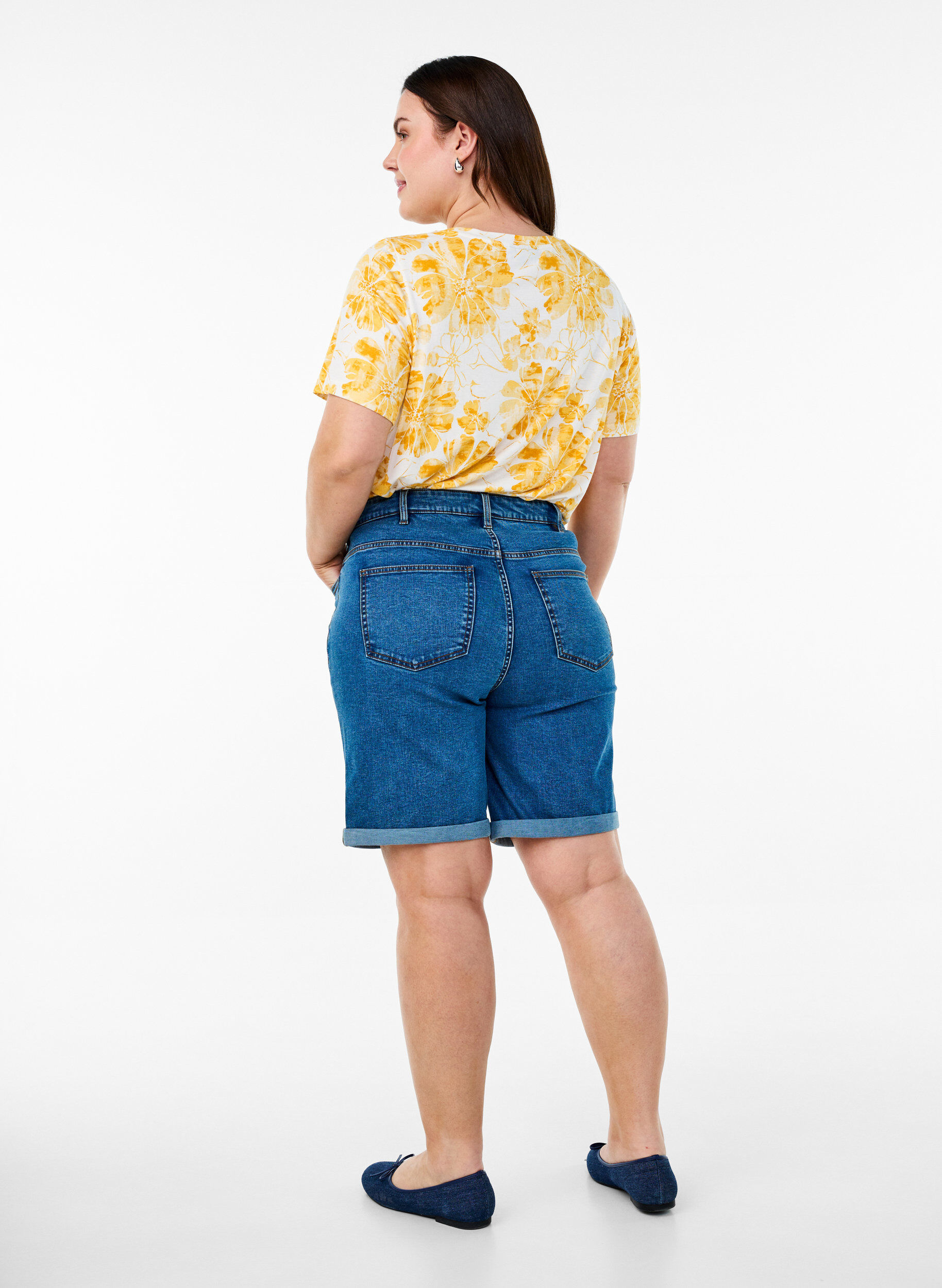 Zizzi Eng anliegende Jeansshorts mit hoher Taille, Blau, Model image number 2