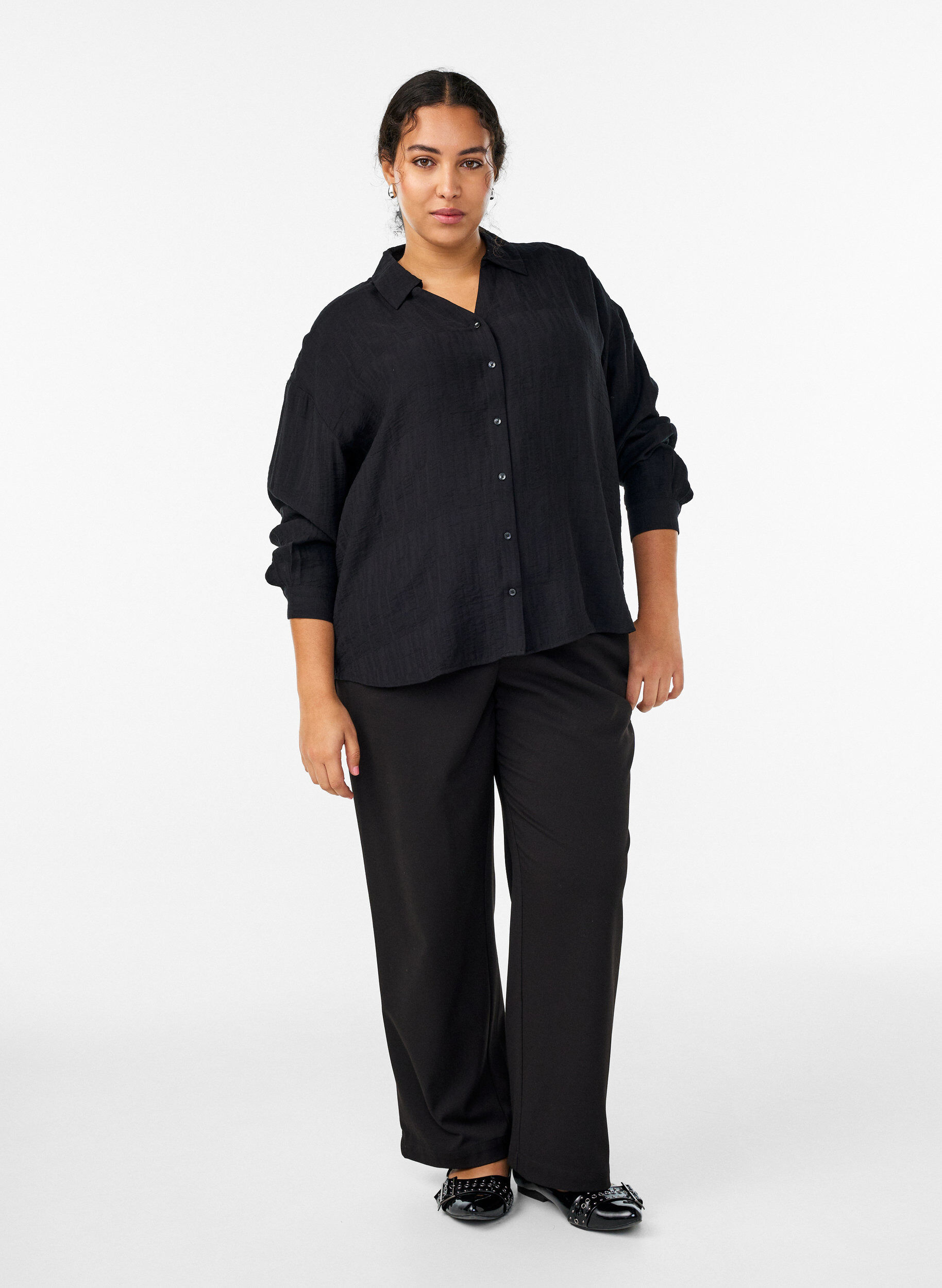 Zizzi Lockere Bluse mit Struktur und V-Ausschnitt, Schwarz, Model image number 1