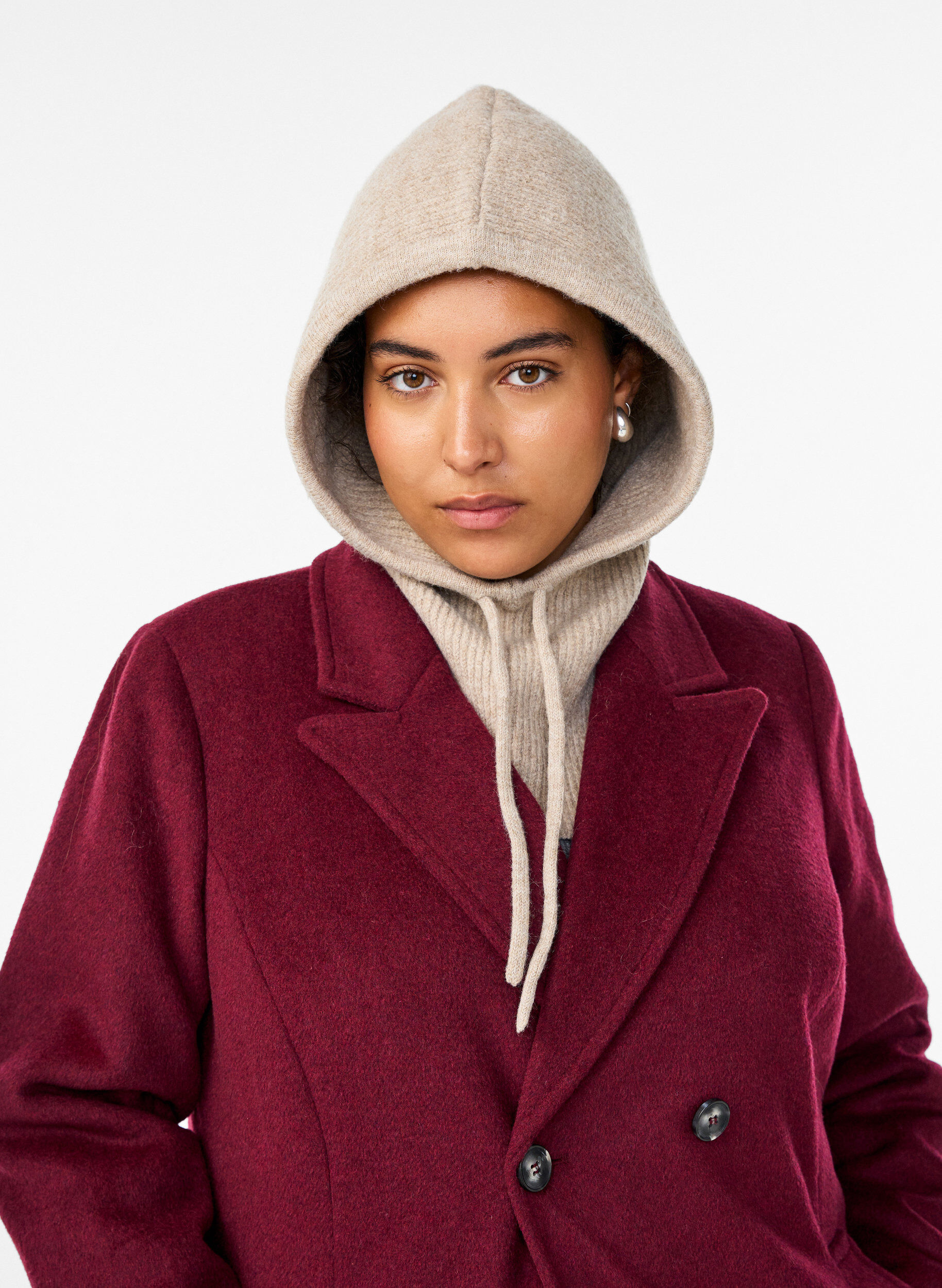 Gestrickte Balaclava mit Kordelzug, Beige, Model