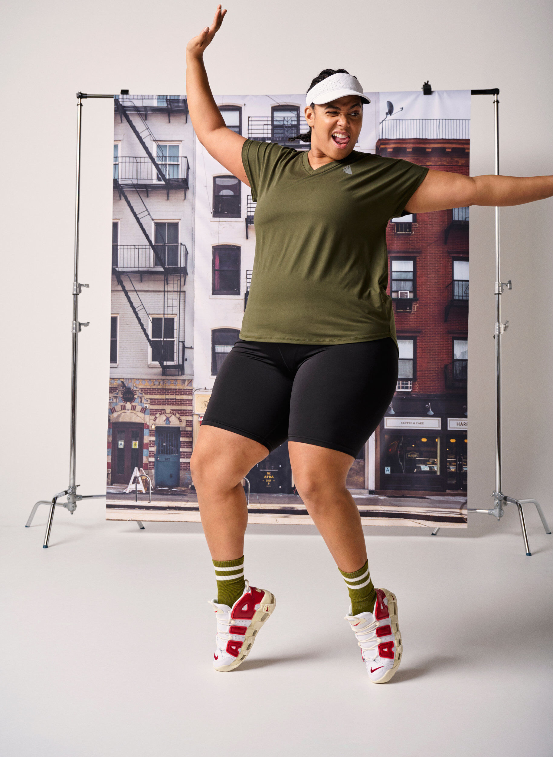 Zizzi Trainings-T-Shirt mit V-Ausschnitt, Forest Night, Image image number 0