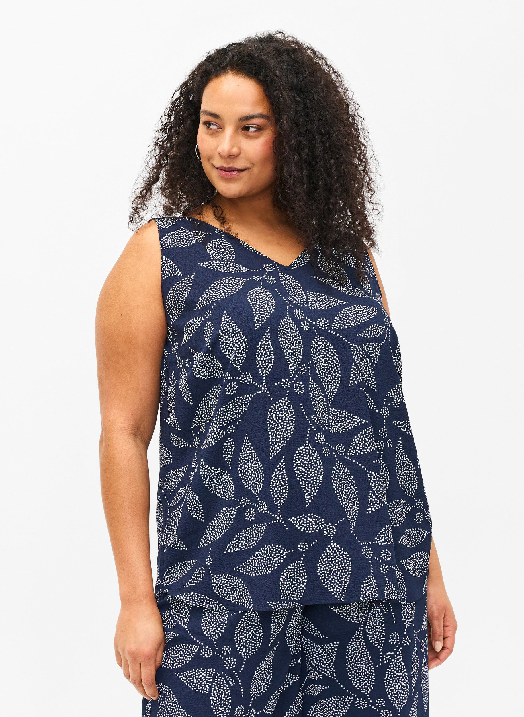Zizzi Gedrucktes Top mit V-Ausschnitt, Navy B. w. Dot Leaf, Model image number 0