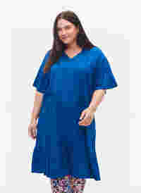 Kurzärmeliges Viskosekleid mit V-Ausschnitt, Classic Blue, Model