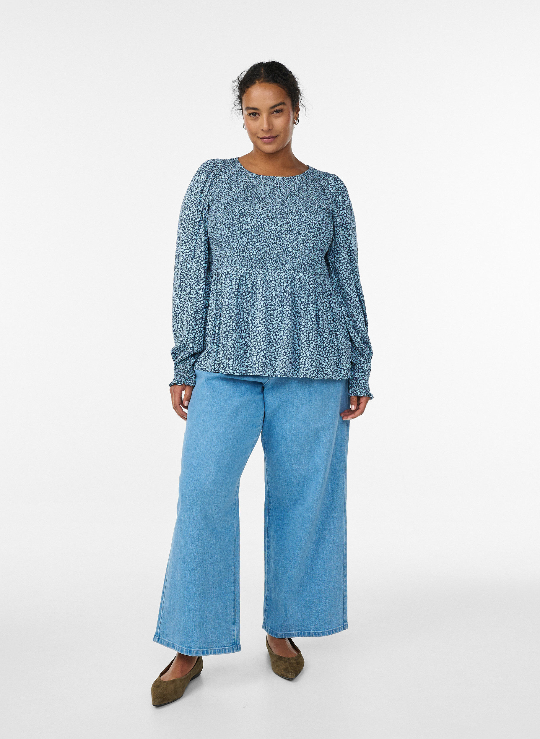 Zizzi Bluse mit gesmoktem Oberteil und gebl&uuml;mtem Print, Blau, Model image number 1