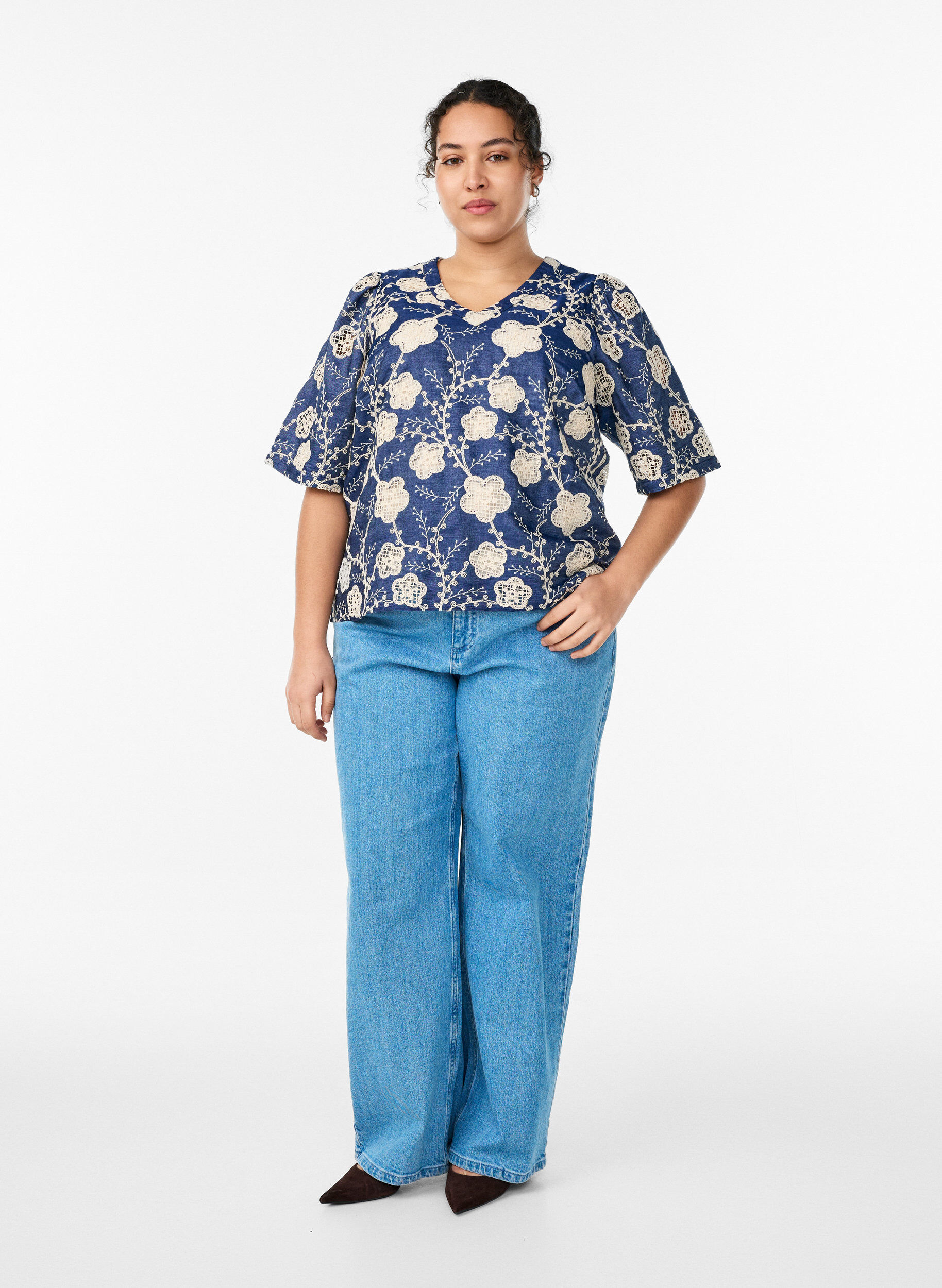 Zizzi Bluse mit V-Ausschnitt und gesticktem Muster, Blau, Model image number 1