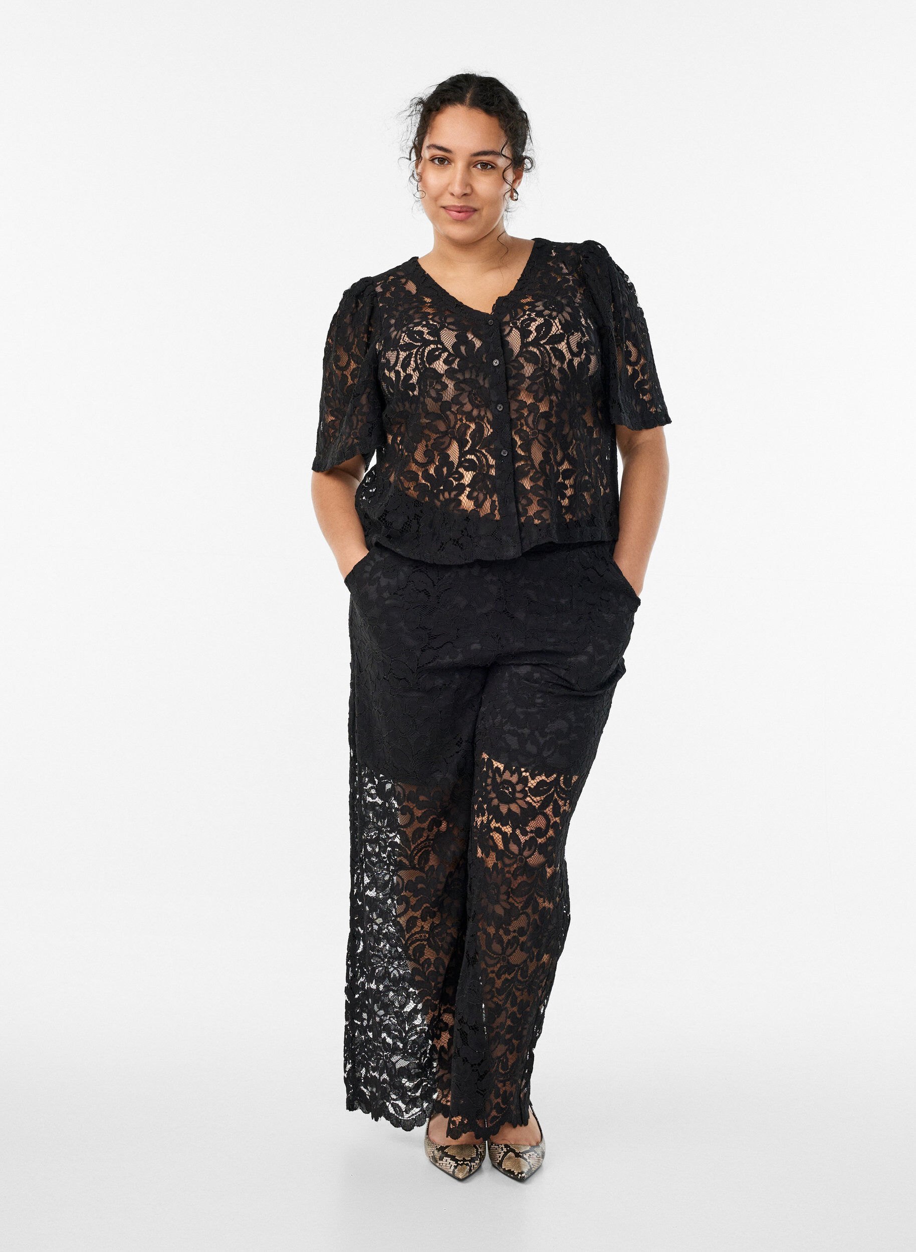 Hoch taillierte Spitzenhose mit geraden Beinen, Schwarz, Model