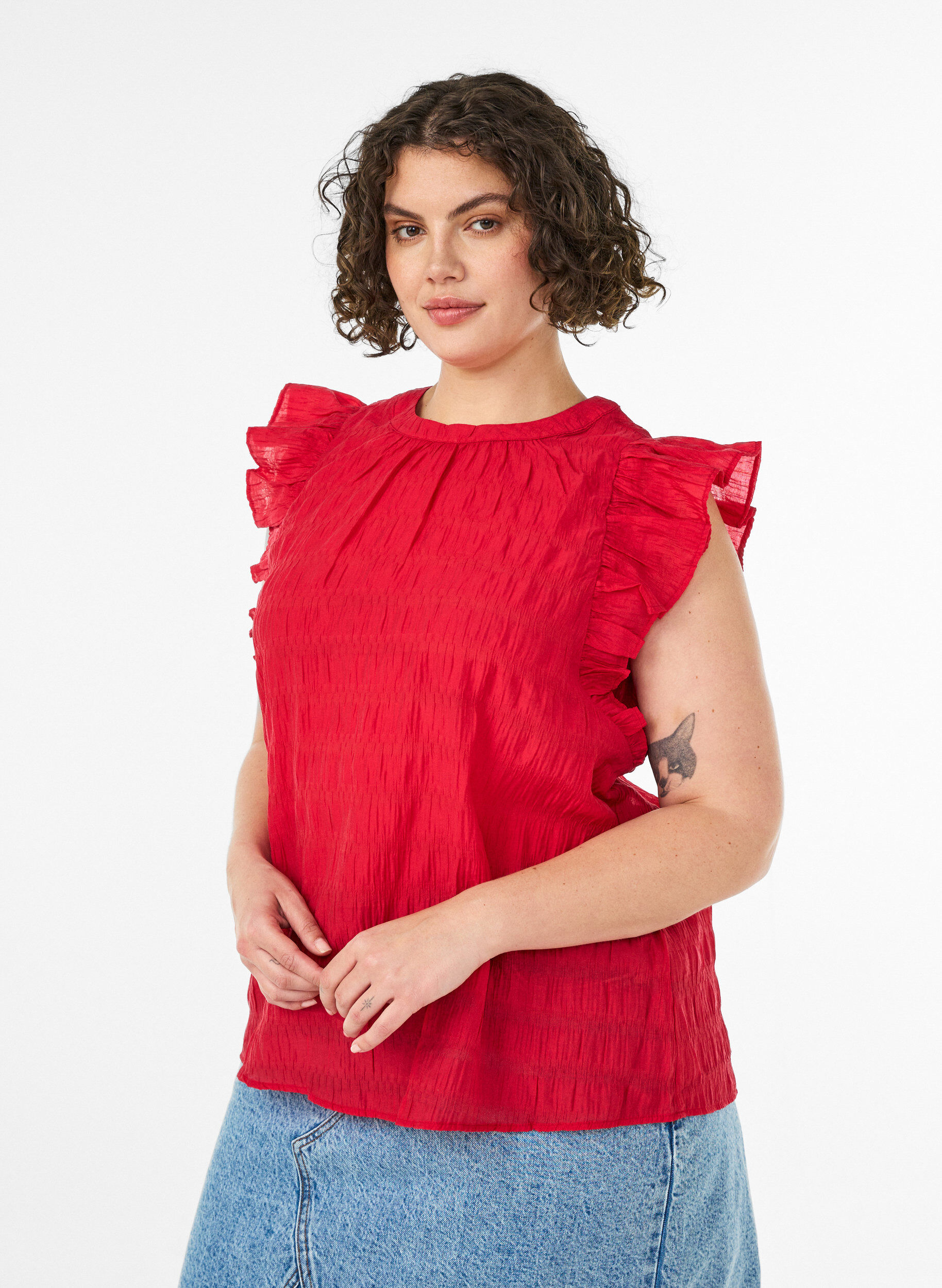 &Auml;rmellose Bluse mit Struktur und R&uuml;schen, Rot, Model