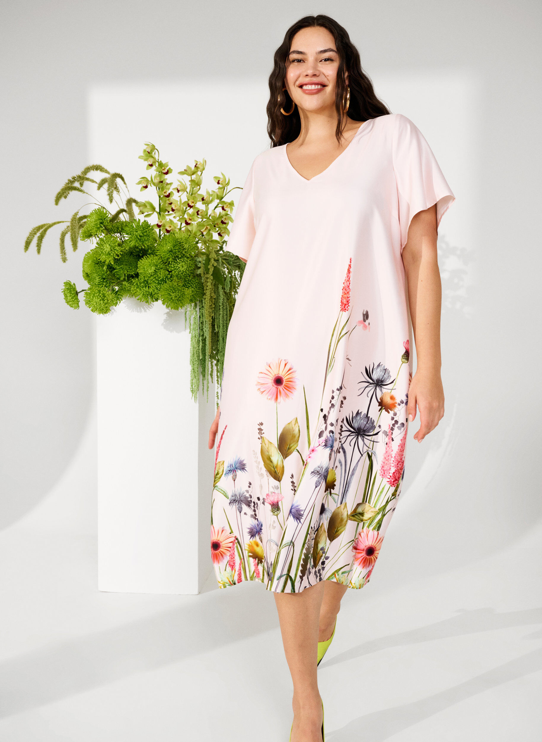 Zizzi Midikleid mit Blumenprint und kurzen &Auml;rmeln, White Sand, Image image number 0