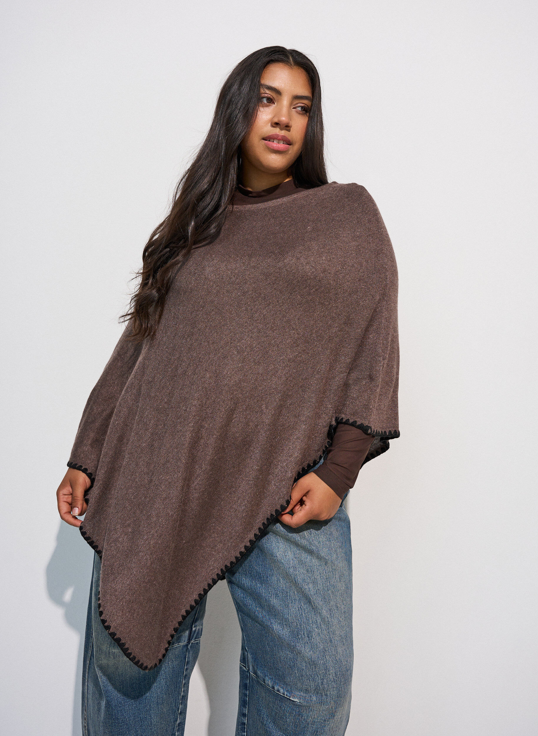 Feinstrickponcho, Braun, Model