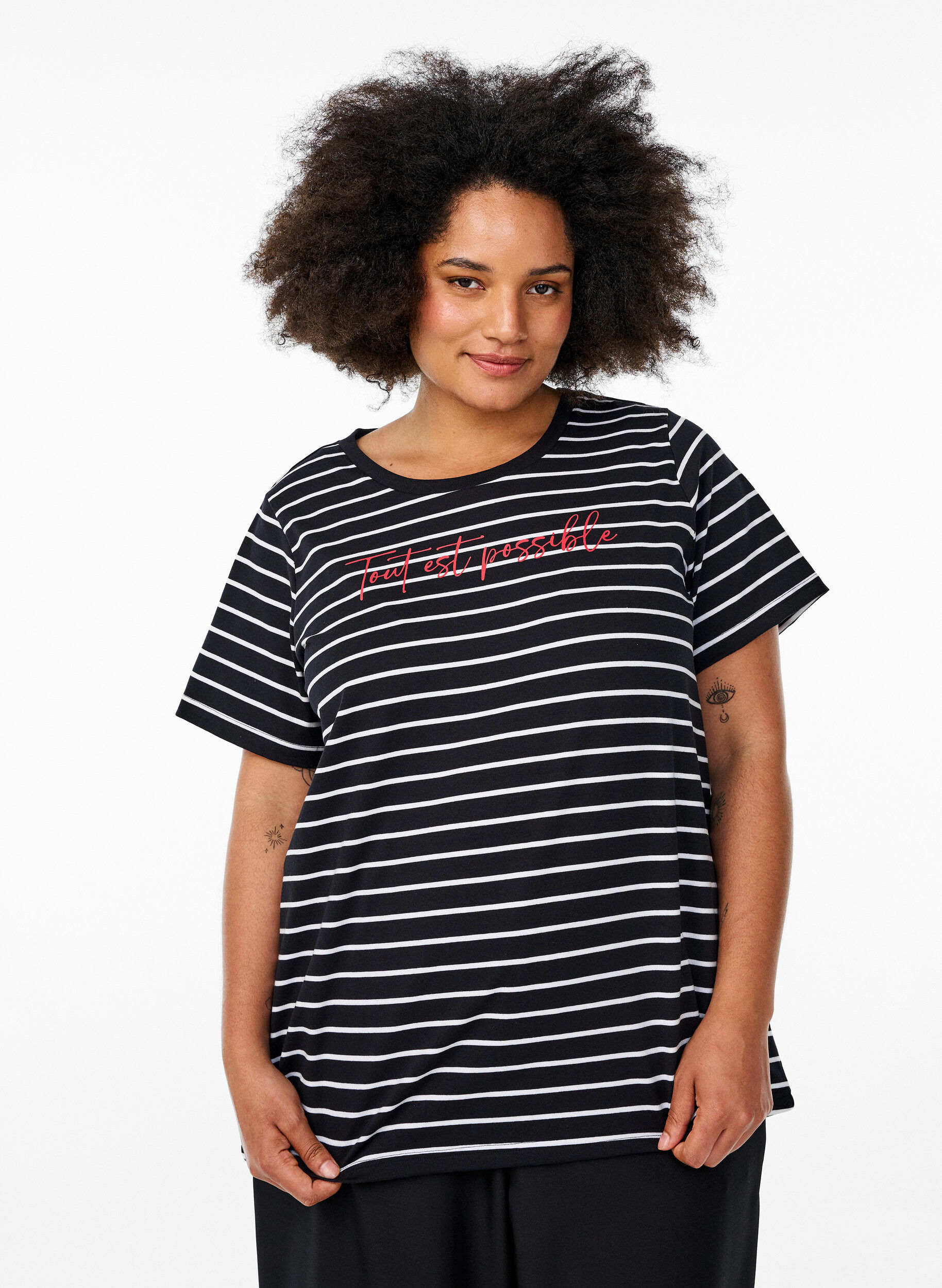 Zizzi Gestreiftes T-Shirt mit Text-Print, Schwarz, Model image number 0