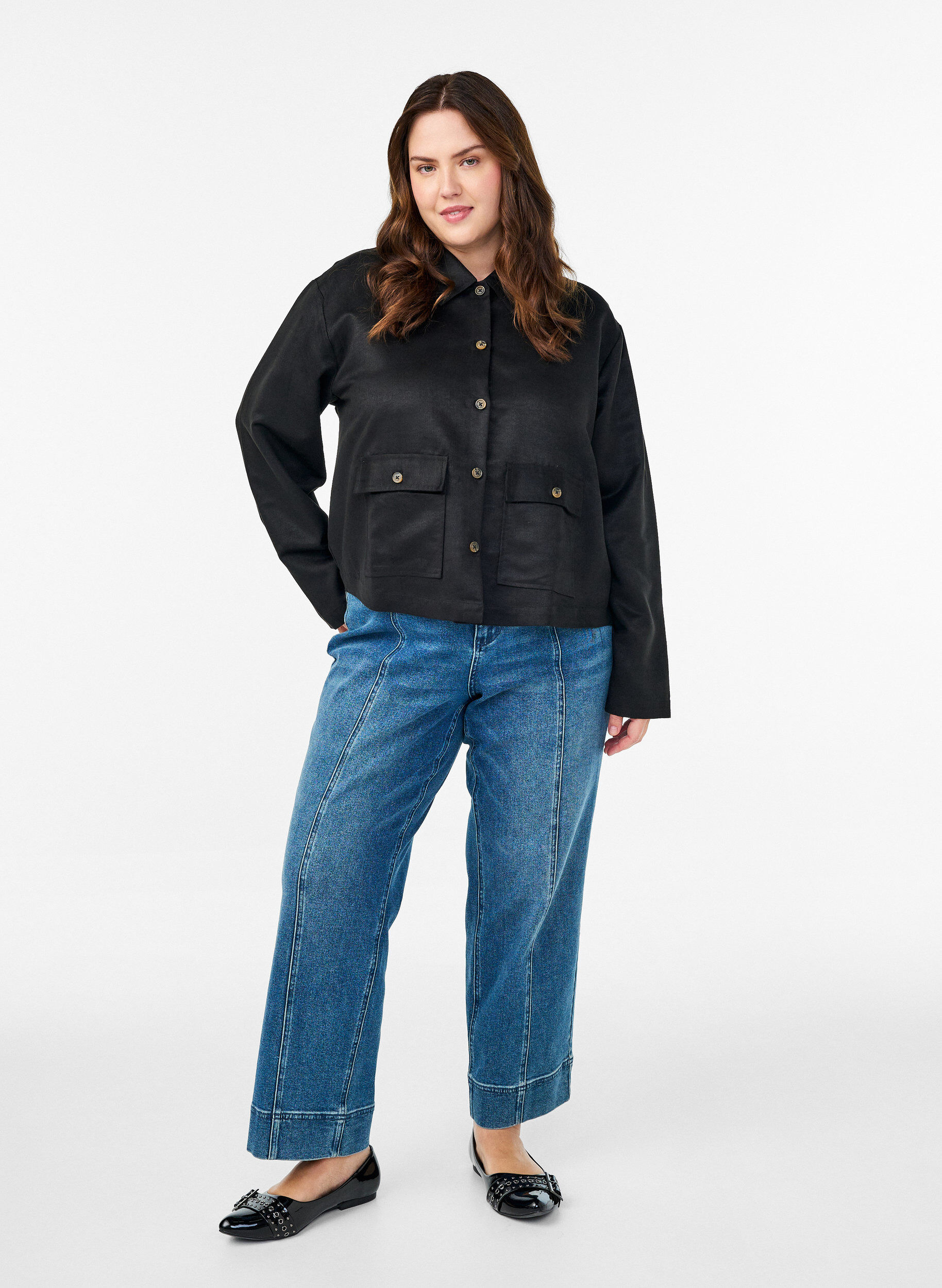 Zizzi Kurze Jacke aus Wildlederimitat mit Taschen, Schwarz, Model image number 1