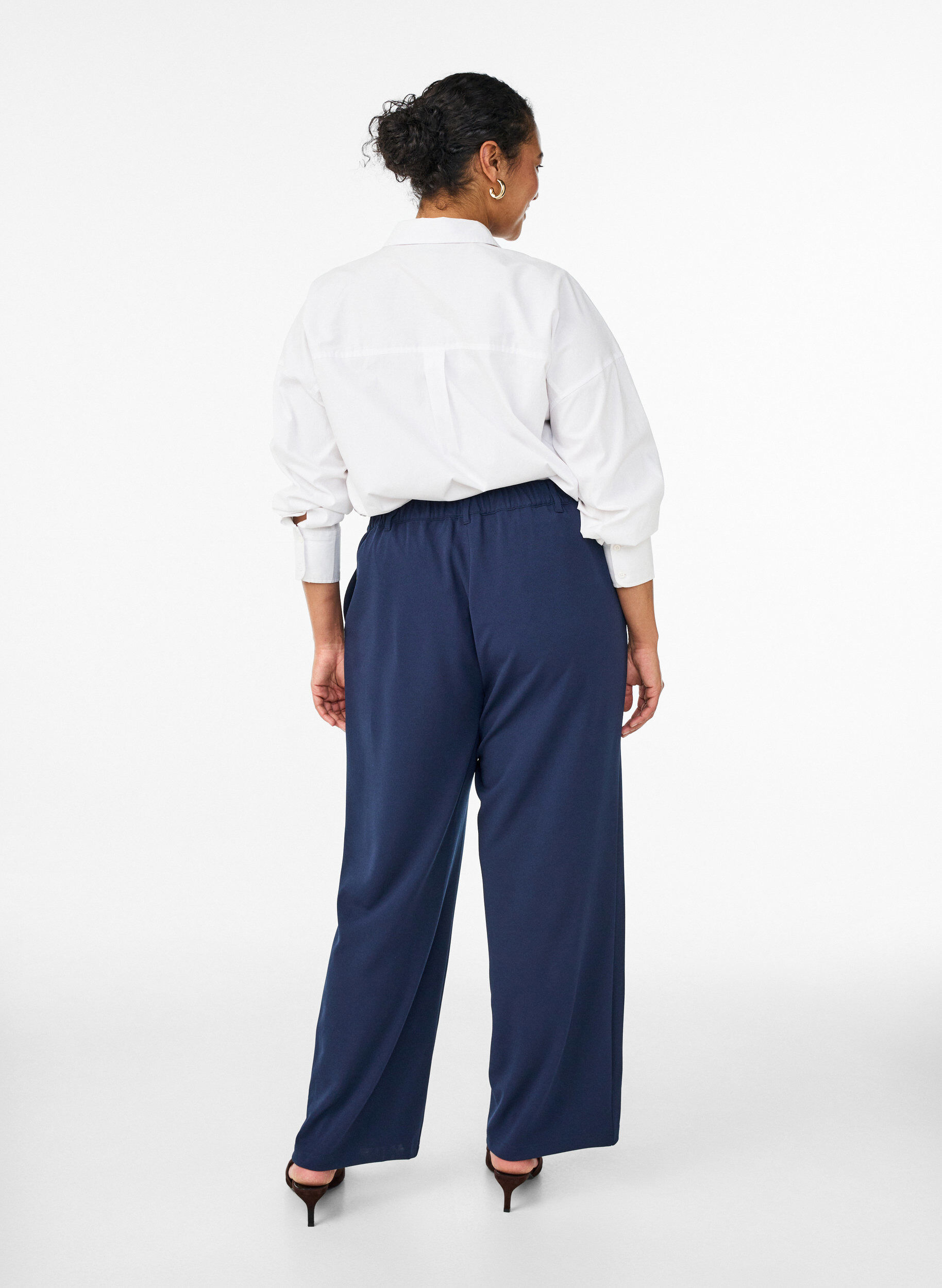 Zizzi Hoch taillierte Hose mit G&uuml;rtel und goldener Schnalle, Blau, Model image number 1