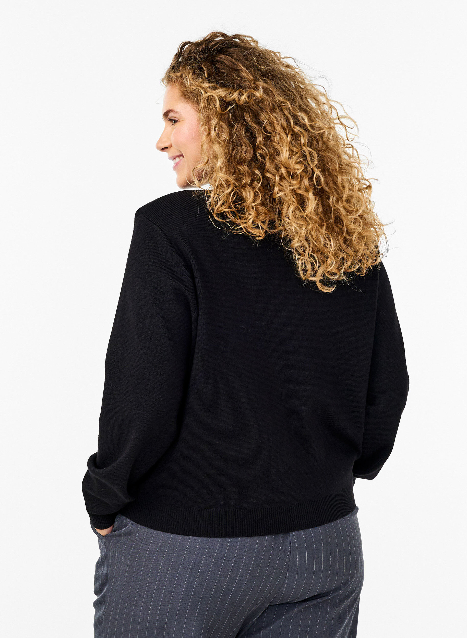 Zizzi Strickjacke mit dekorativen Kn&ouml;pfen, Black, Model image number 1