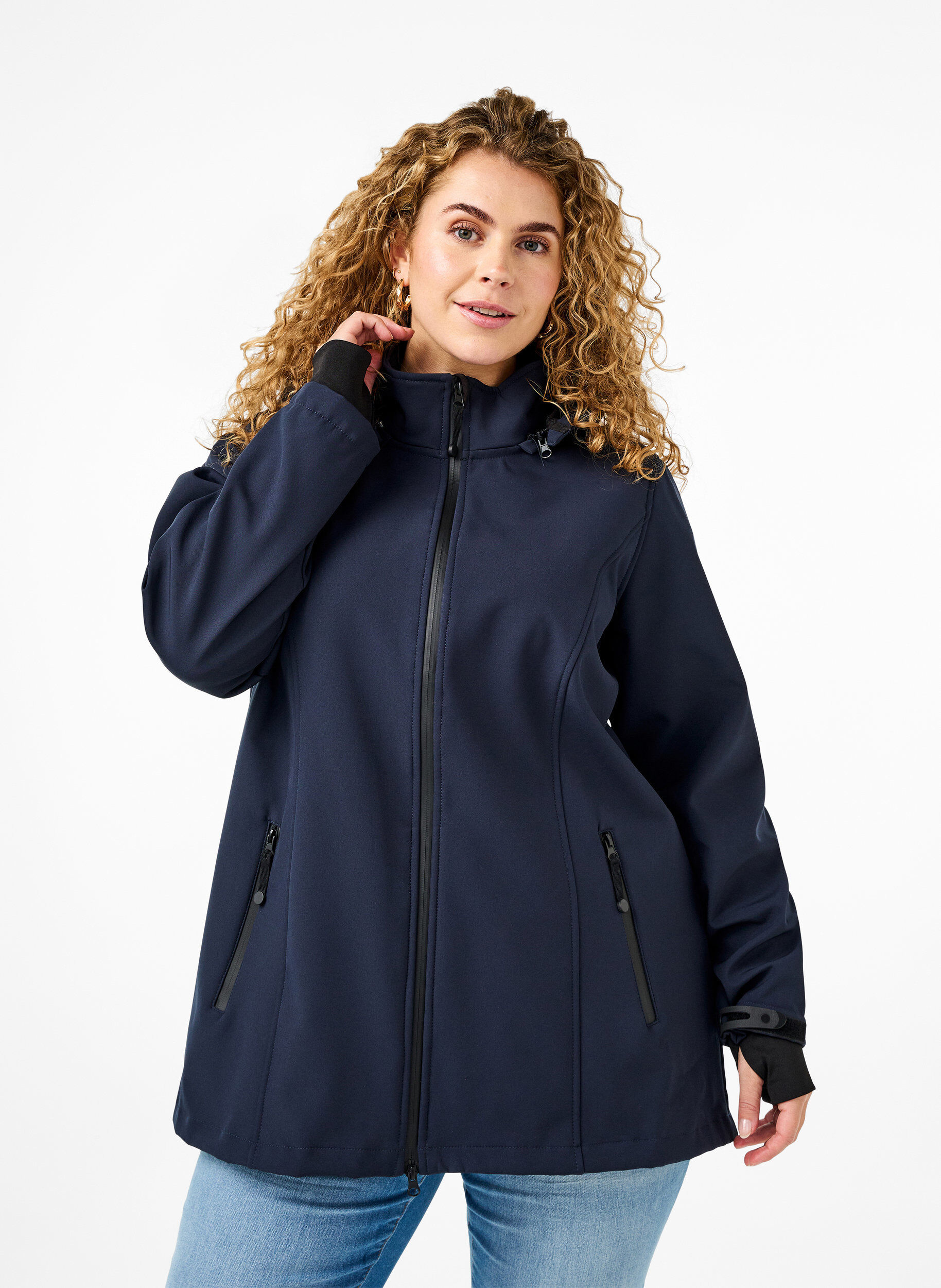 Kurze Softshell-Jacke mit abnehmbarer Kapuze, Blau, Model