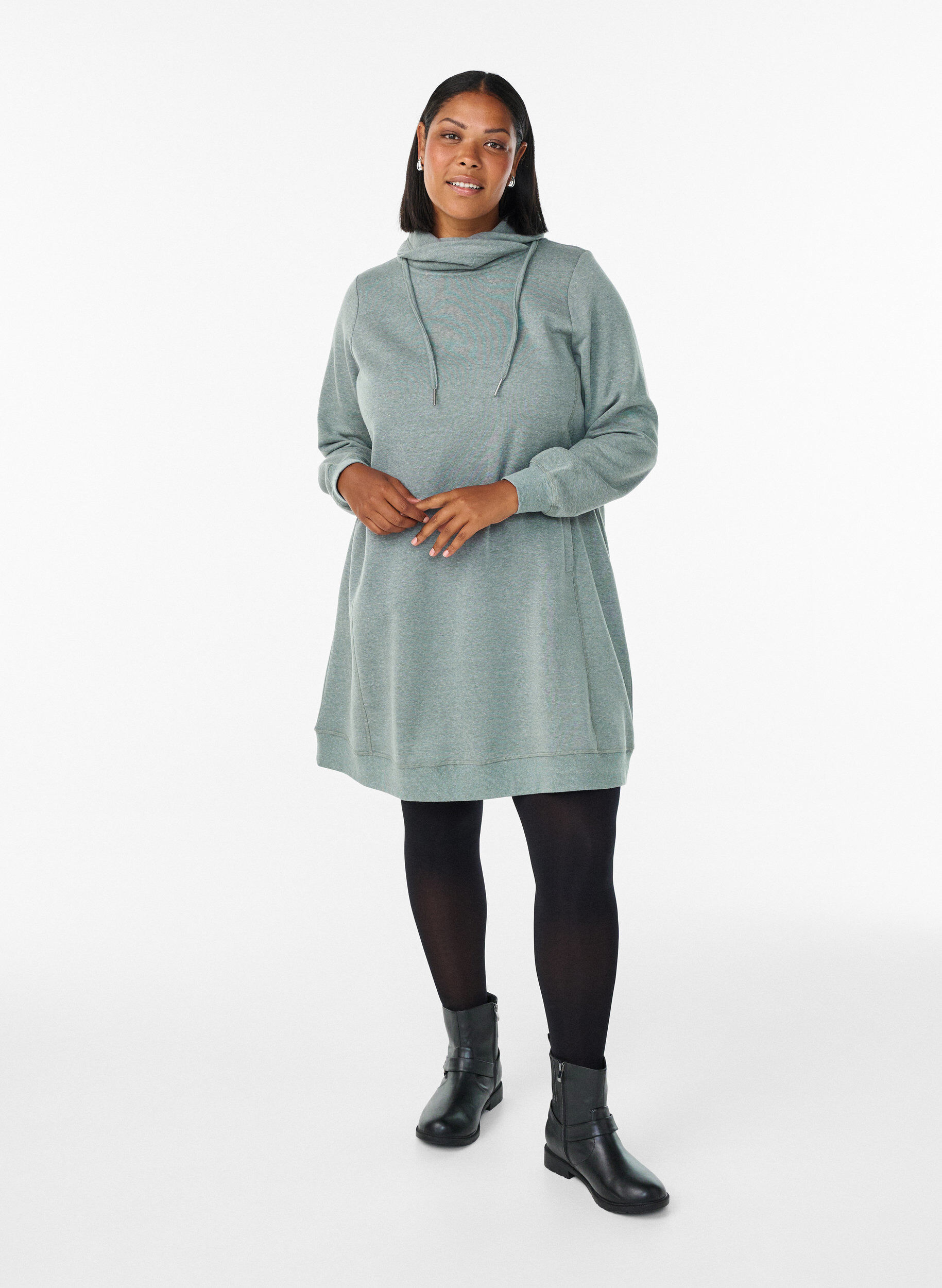 Zizzi FLASH - Kurzes Sweatshirtkleid mit Stehkragen und Taschen, Gr&uuml;n, Model image number 1