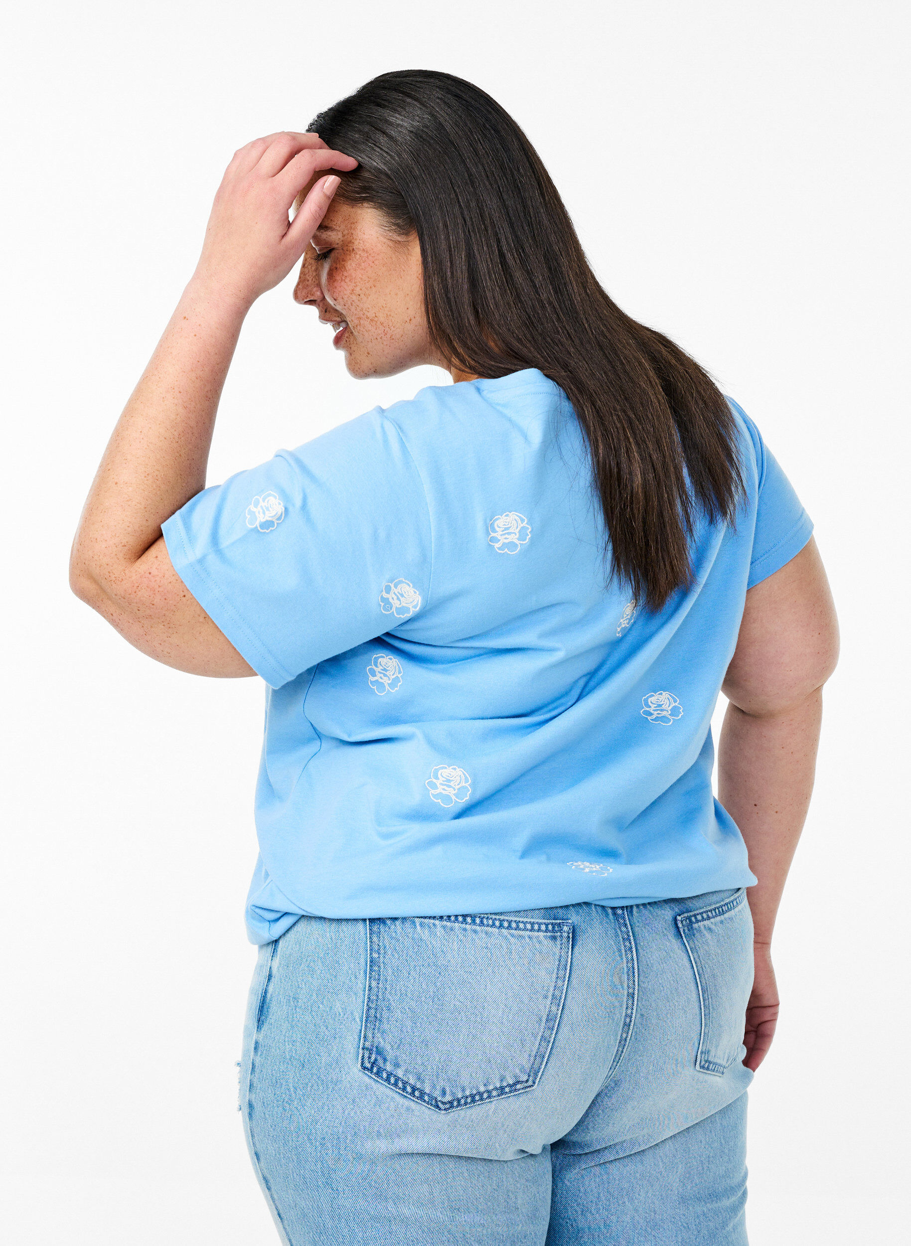 Zizzi T-Shirt aus Bio-Baumwolle mit aufgestickten Motiven, Blau, Model image number 2