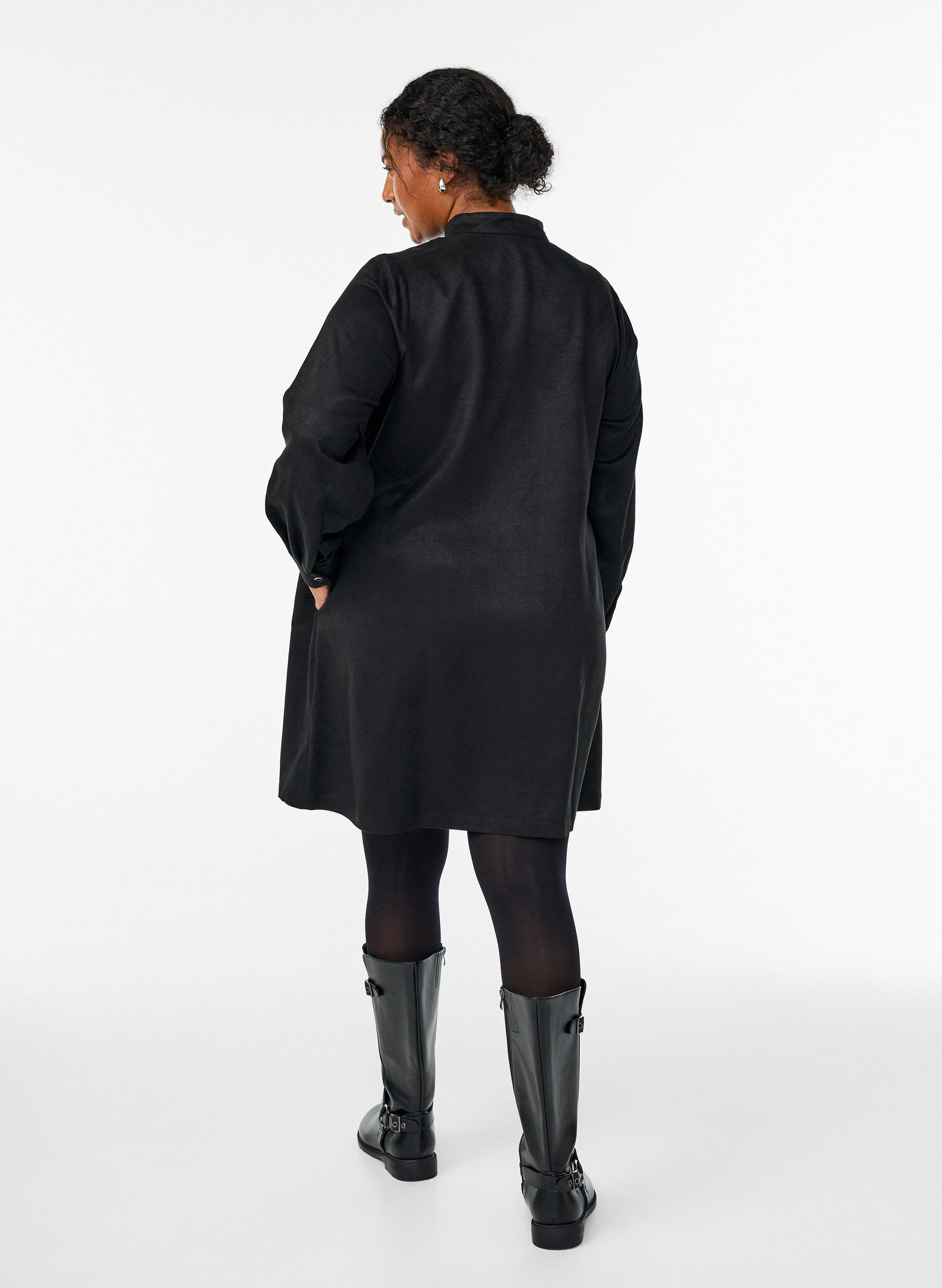 Zizzi Langes Hemd aus Wildlederimitat mit Rei&szlig;verschluss, Schwarz, Model image number 2