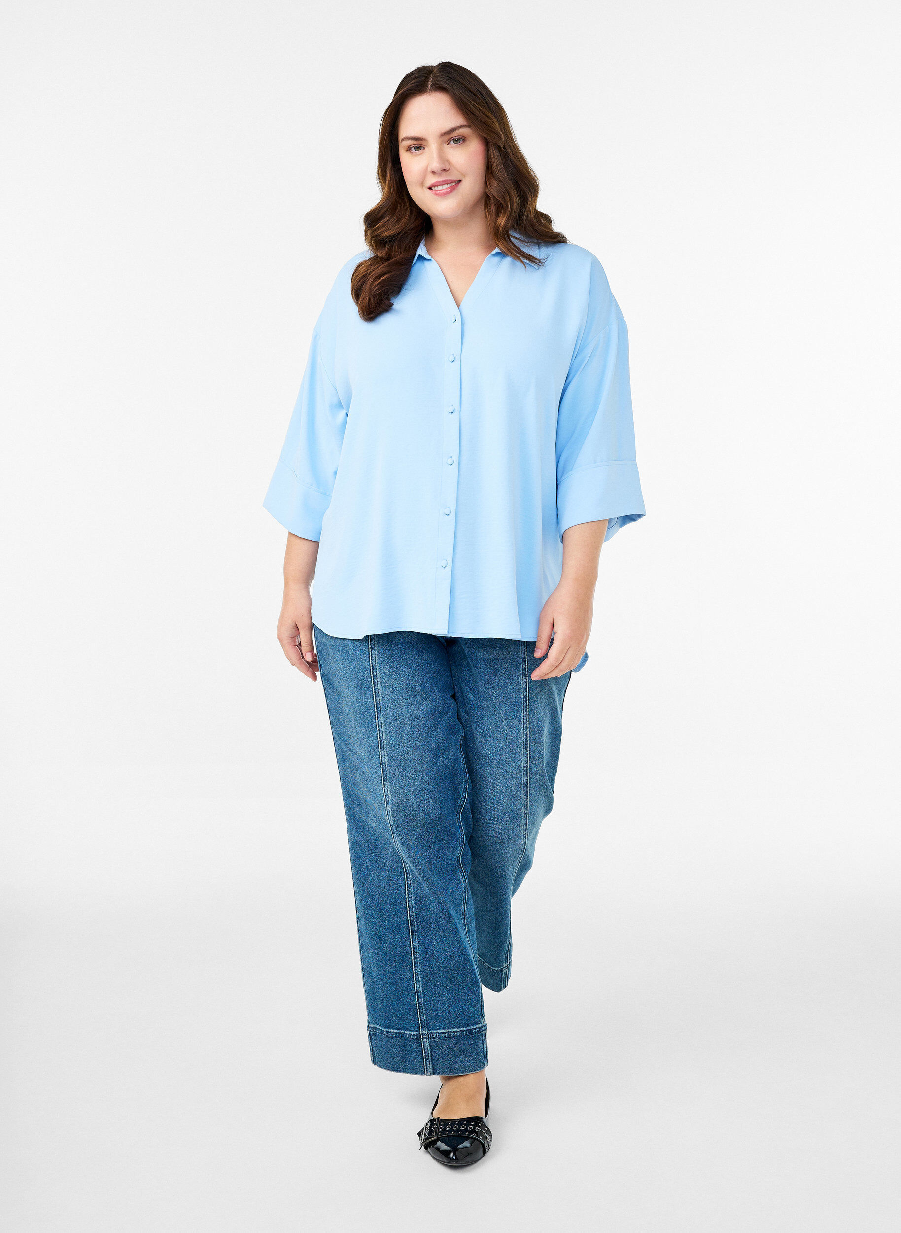 Zizzi Lockere Bluse mit V-Ausschnitt und 3/4-&Auml;rmeln, Blau, Model image number 1
