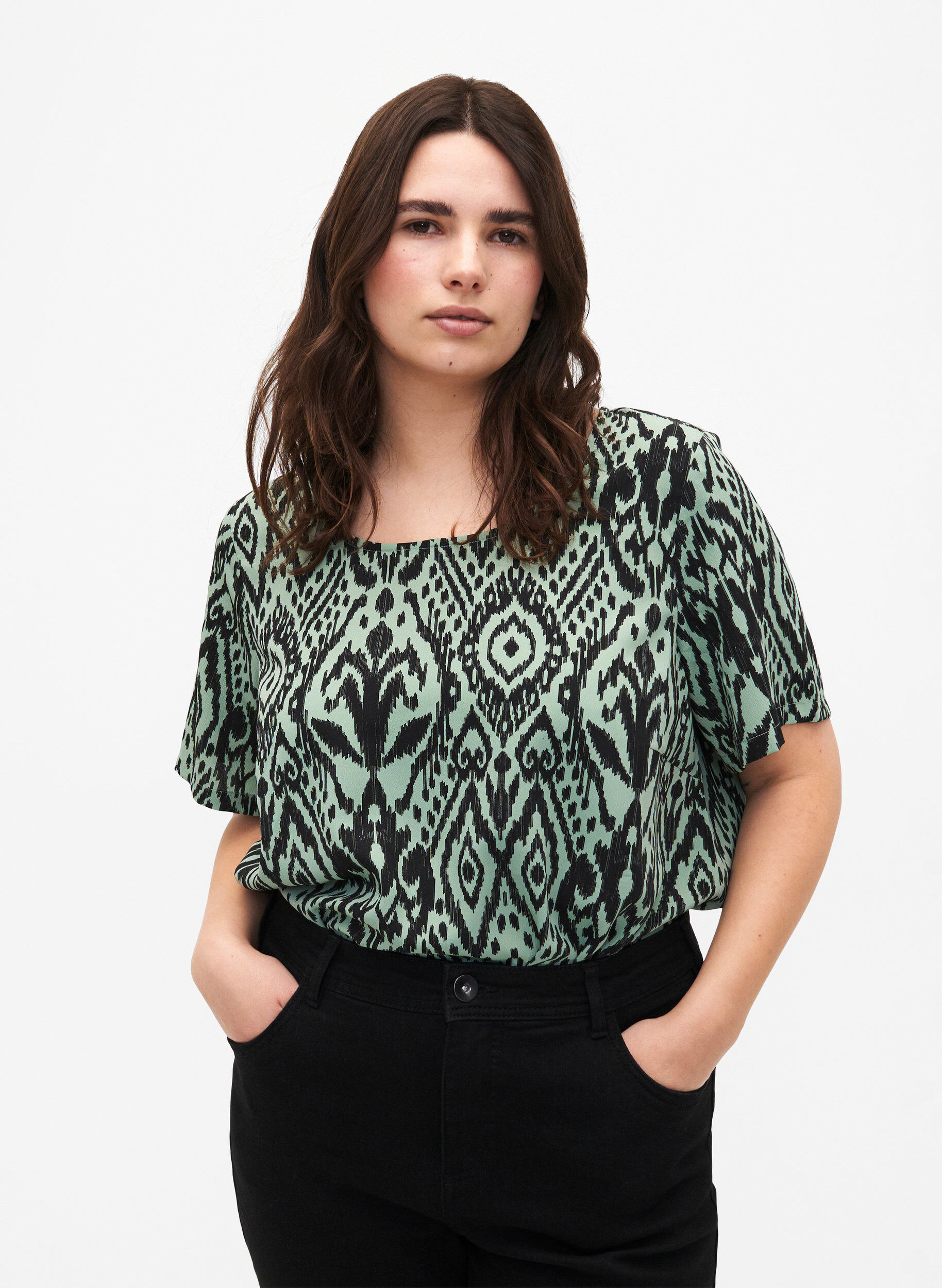 Zizzi FLASH &ndash; Kurz&auml;rmelige Bluse mit Print, Green Bay Ehnic, Model image number 0