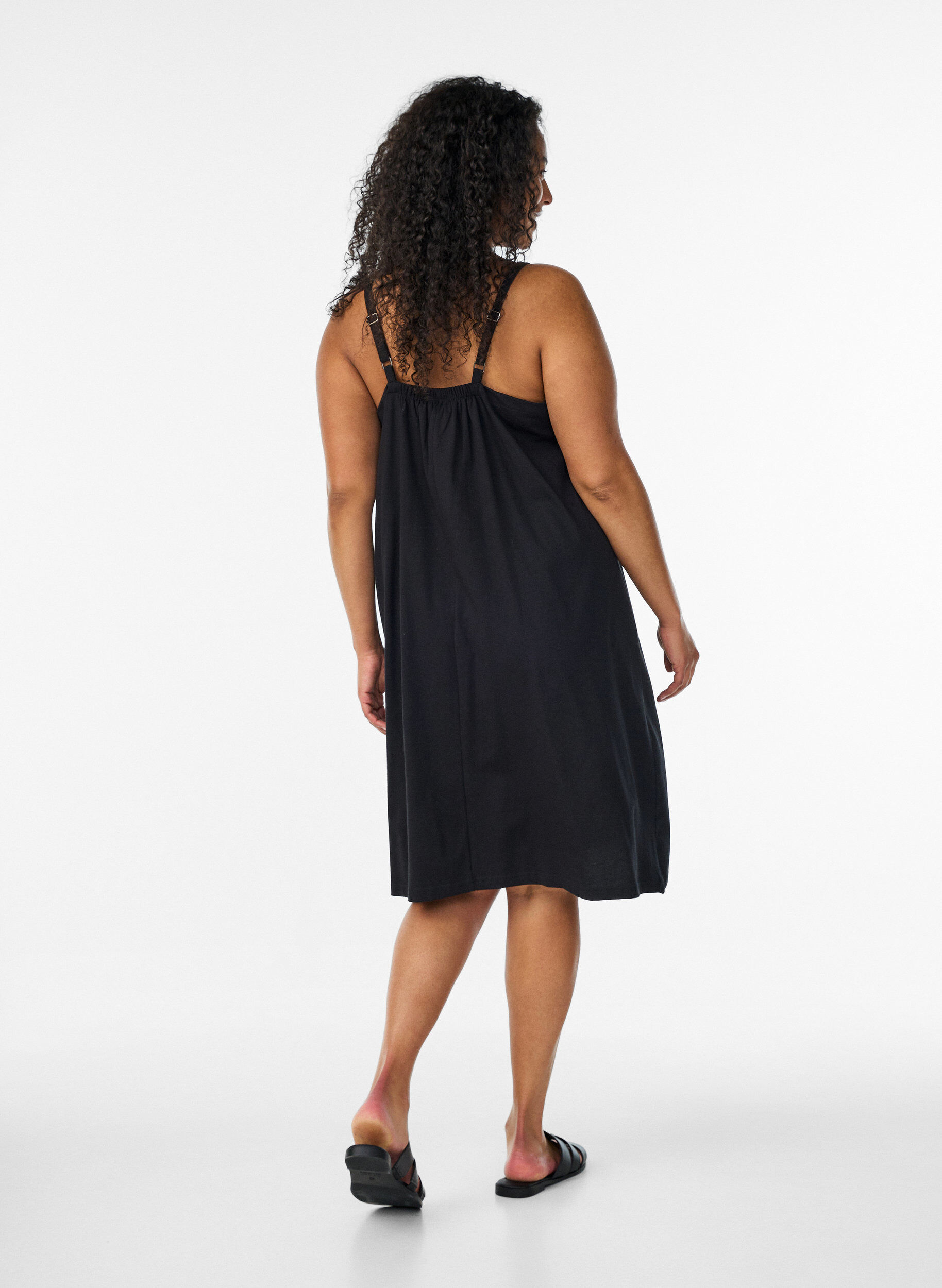 ZizziMidi-Tr&auml;gerkleid aus Bio-Baumwolle, Schwarz, Model image number 2