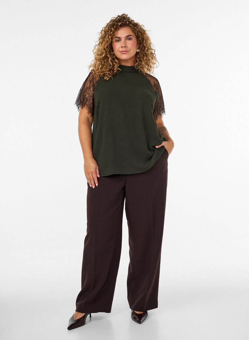 Bluse mit kurzen &Auml;rmeln aus Spitze und hohem Kragen, Gr&uuml;n, Model image number 1