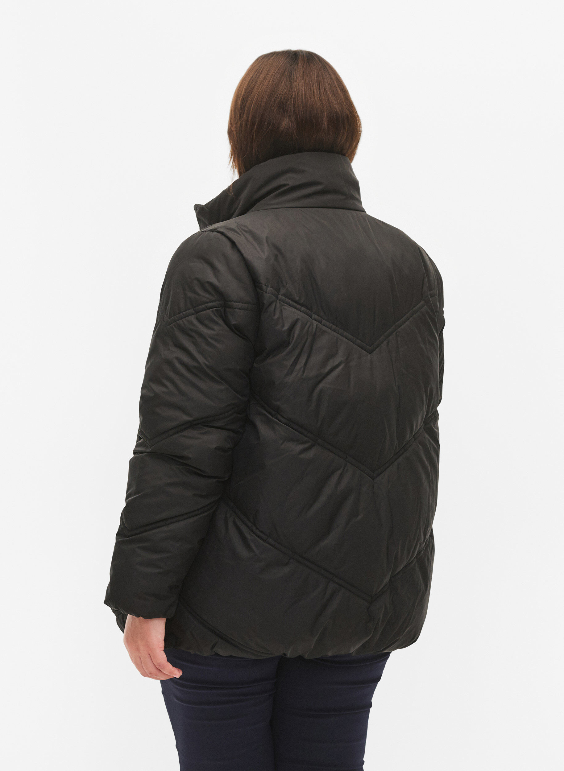 Zizzi Kurze Puffer-Winterjacke mit Taschen, Black, Model image number 1