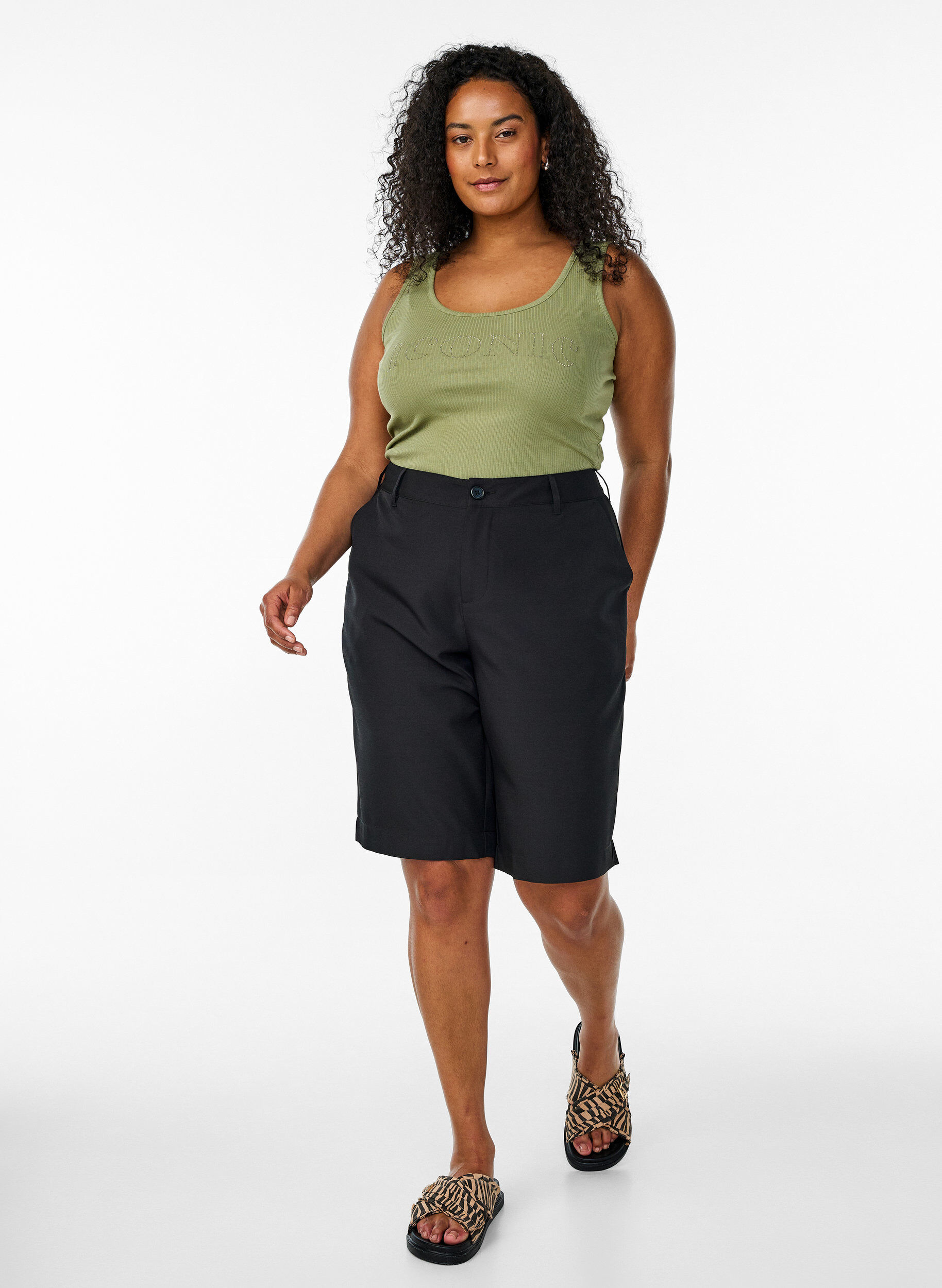 Zizzi Schmal geschnittenes Tank-Top mit Strasssteinen, Gr&uuml;n, Model image number 1