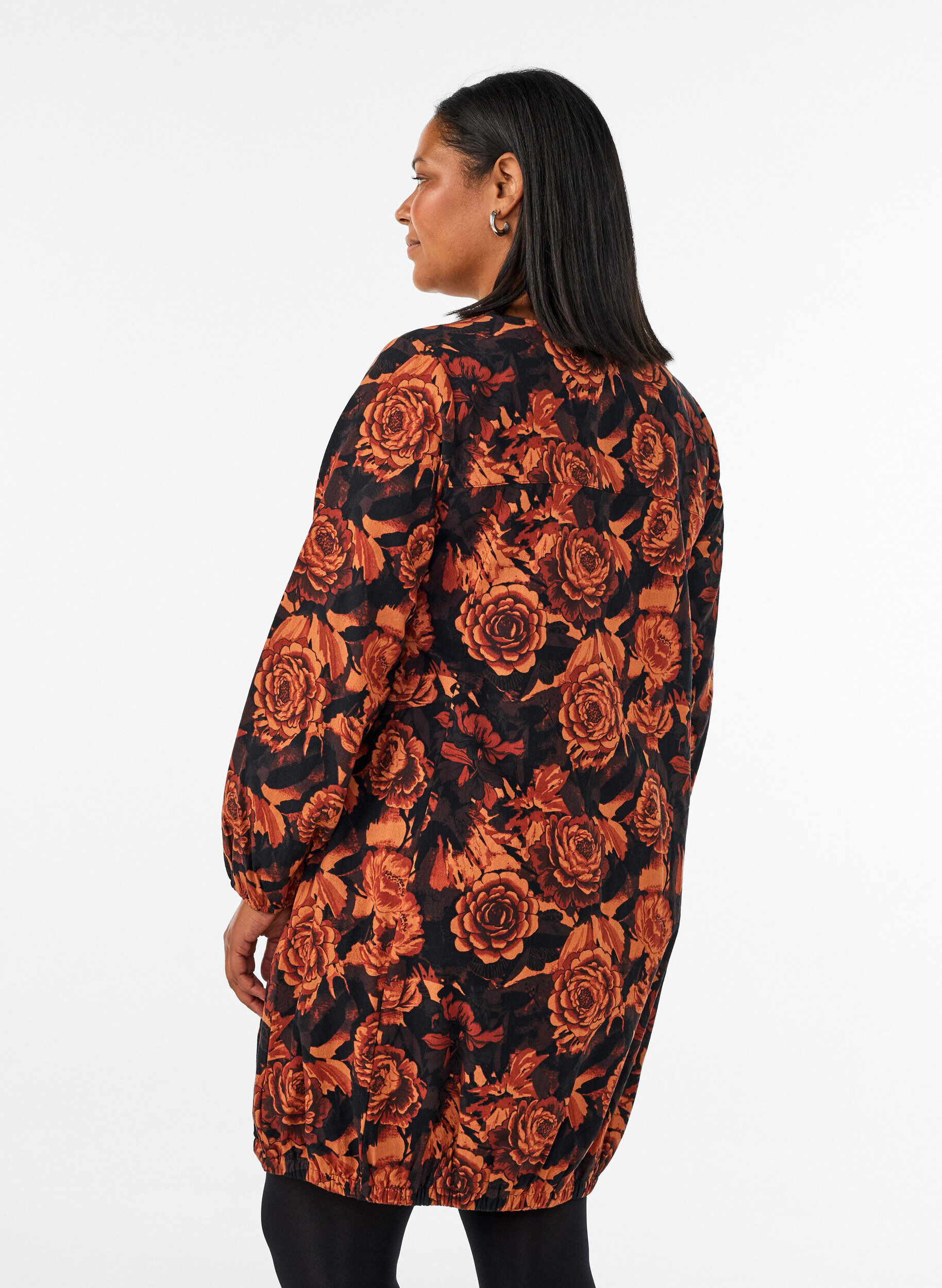ZizziKurzes Baumwollkleid mit Gummisaum und langen &Auml;rmeln, Schwarz, Model image number 2