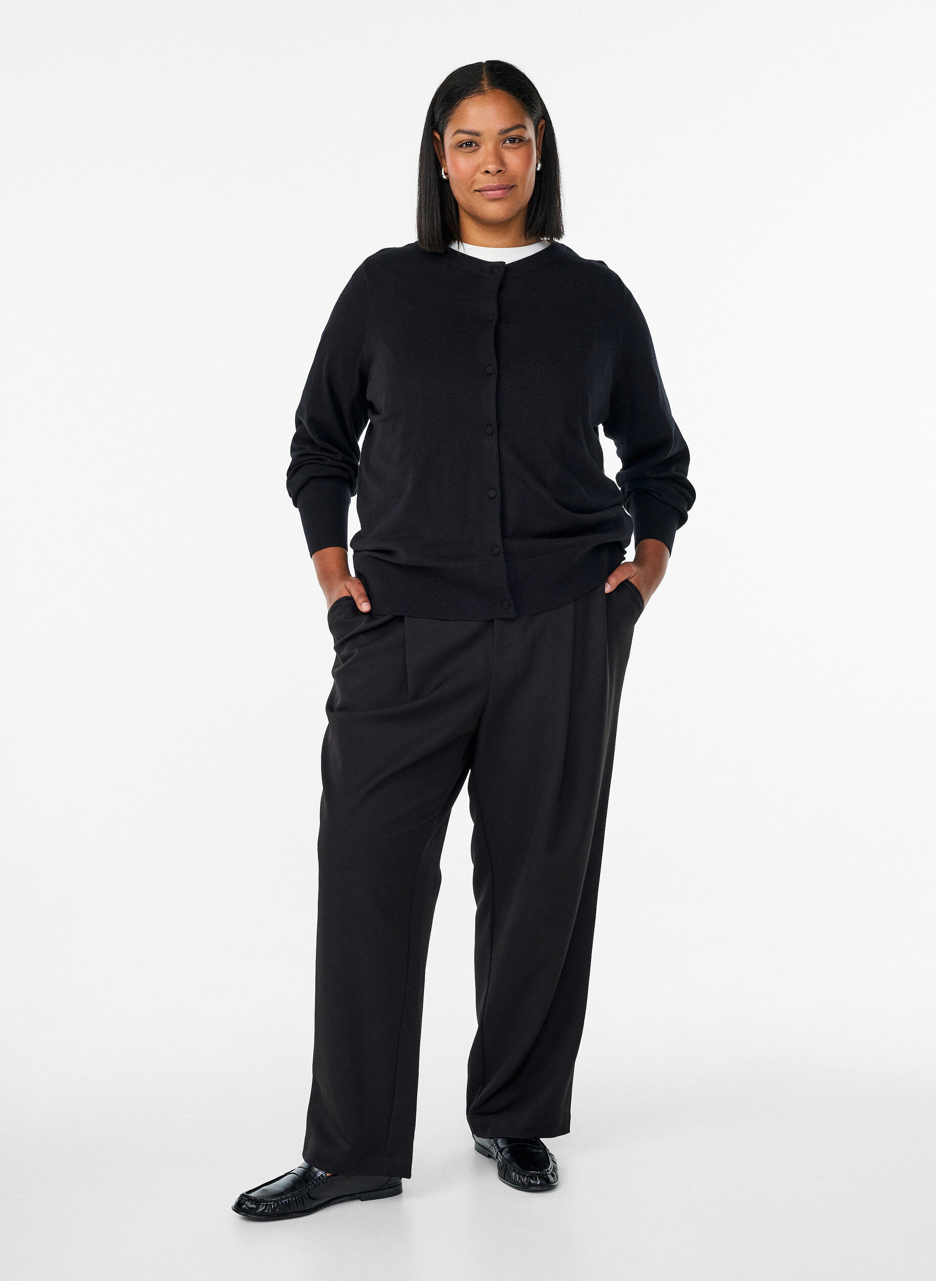 Zizzi Strickjacke mit Rundhalsausschnitt und stoffbezogenen Kn&ouml;pfen, Schwarz, Model image number 1