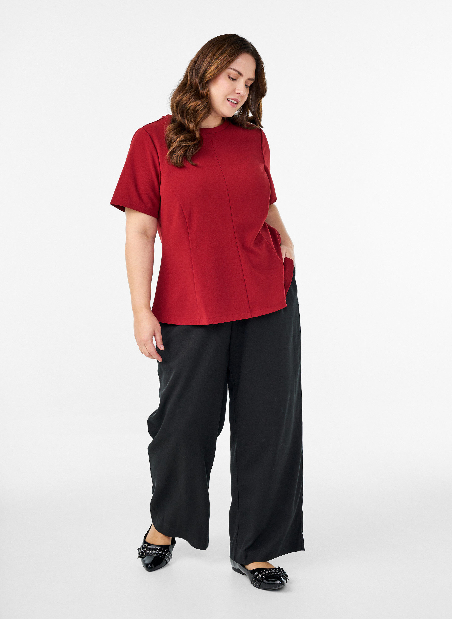 Zizzi Kurz&auml;rmelige Bluse mit formgebenden Abn&auml;hern, Rot, Model image number 1