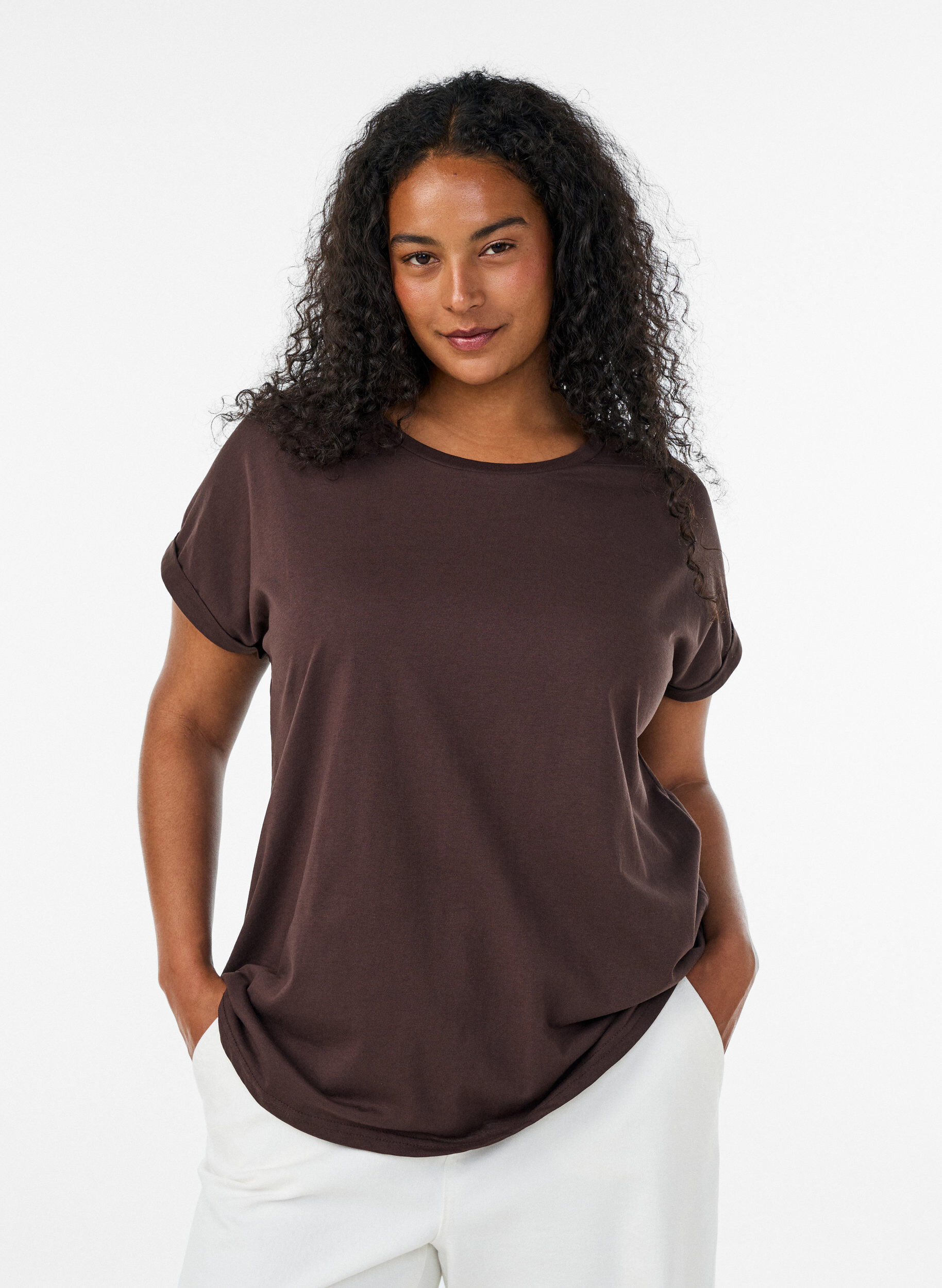 Kurz&auml;rmeliges T-Shirt aus einer Baumwollmischung, Braun, Model