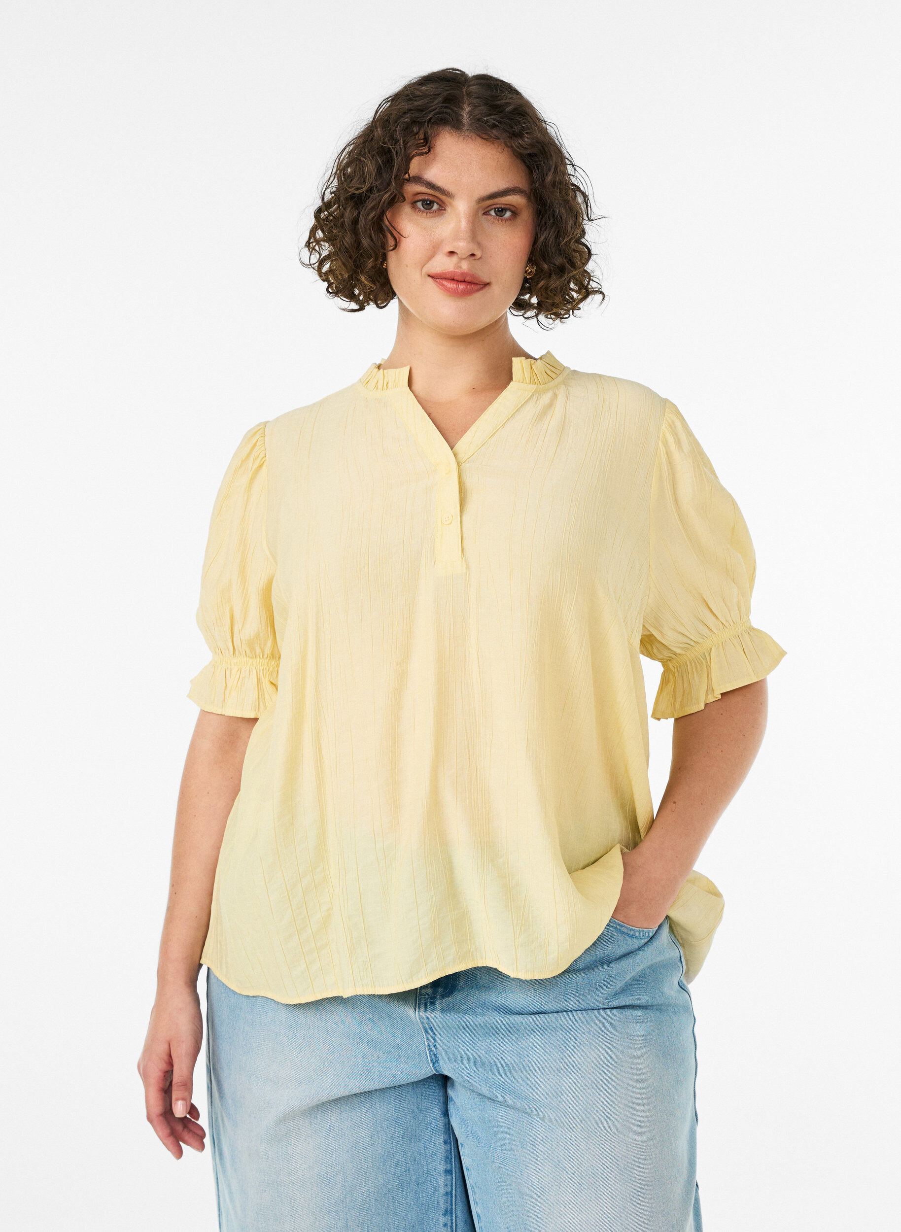 Kurz&auml;rmelige Bluse aus einer Viskosemischung mit Struktur und R&uuml;schen&auml;rmeln, Gelb, Model