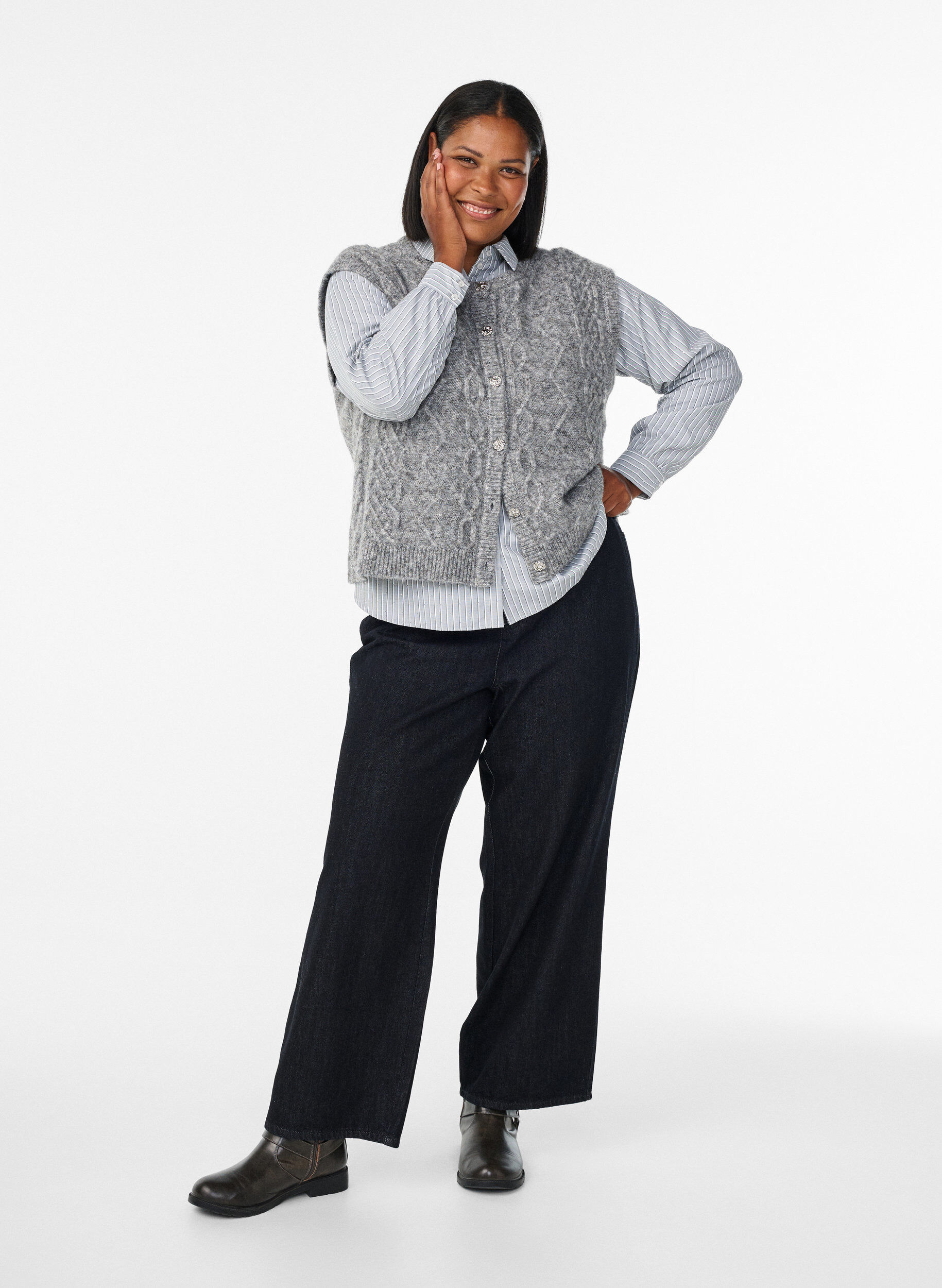 Zizzi Gemusterte Strickweste mit Zierkn&ouml;pfen, Grau, Model image number 1