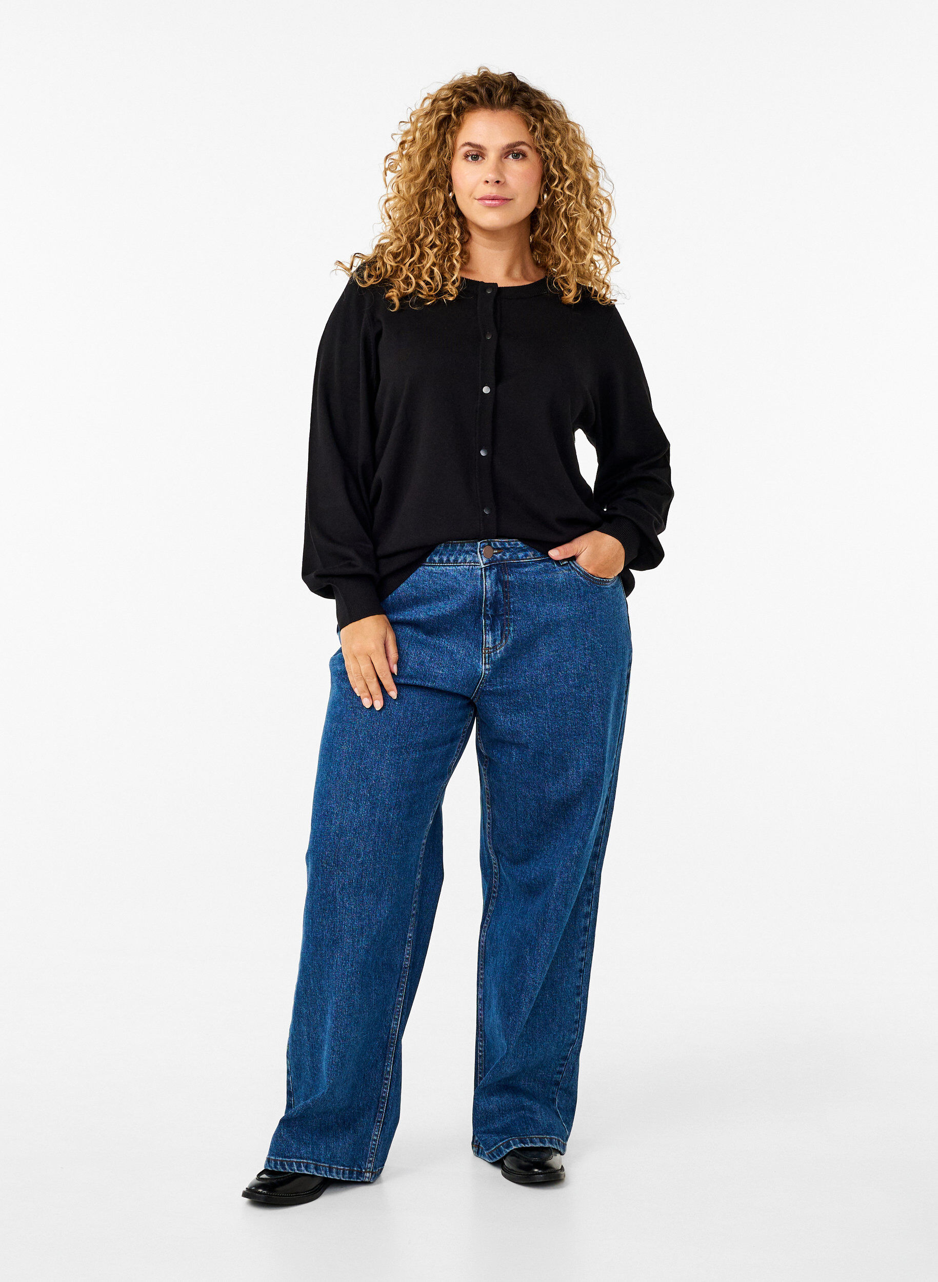 Zizzi Strickjacke mit Rundhalsausschnitt und Kn&ouml;pfen, Schwarz, Model image number 1