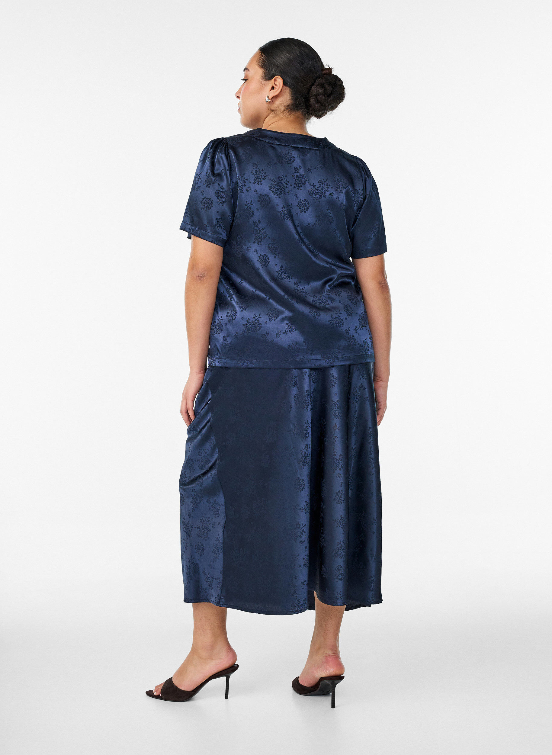 ZizziRock aus Satin mit Ton-in-Ton-Blumenmuster, Blau, Model image number 1