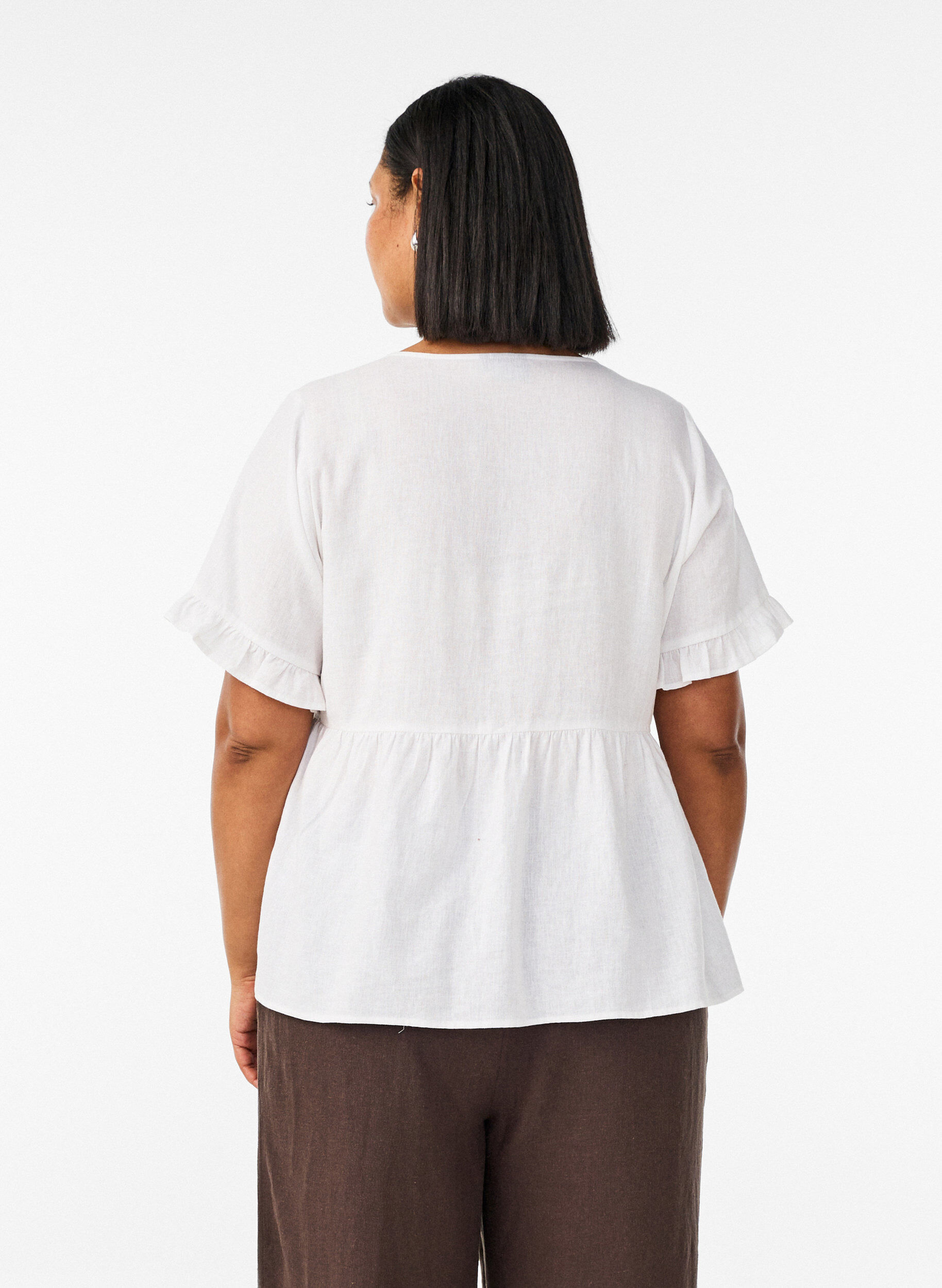 Zizzi Bluse aus Leinen und Viskose mit V-Ausschnitt und Knopfverschluss, Wei&szlig;, Model image number 2