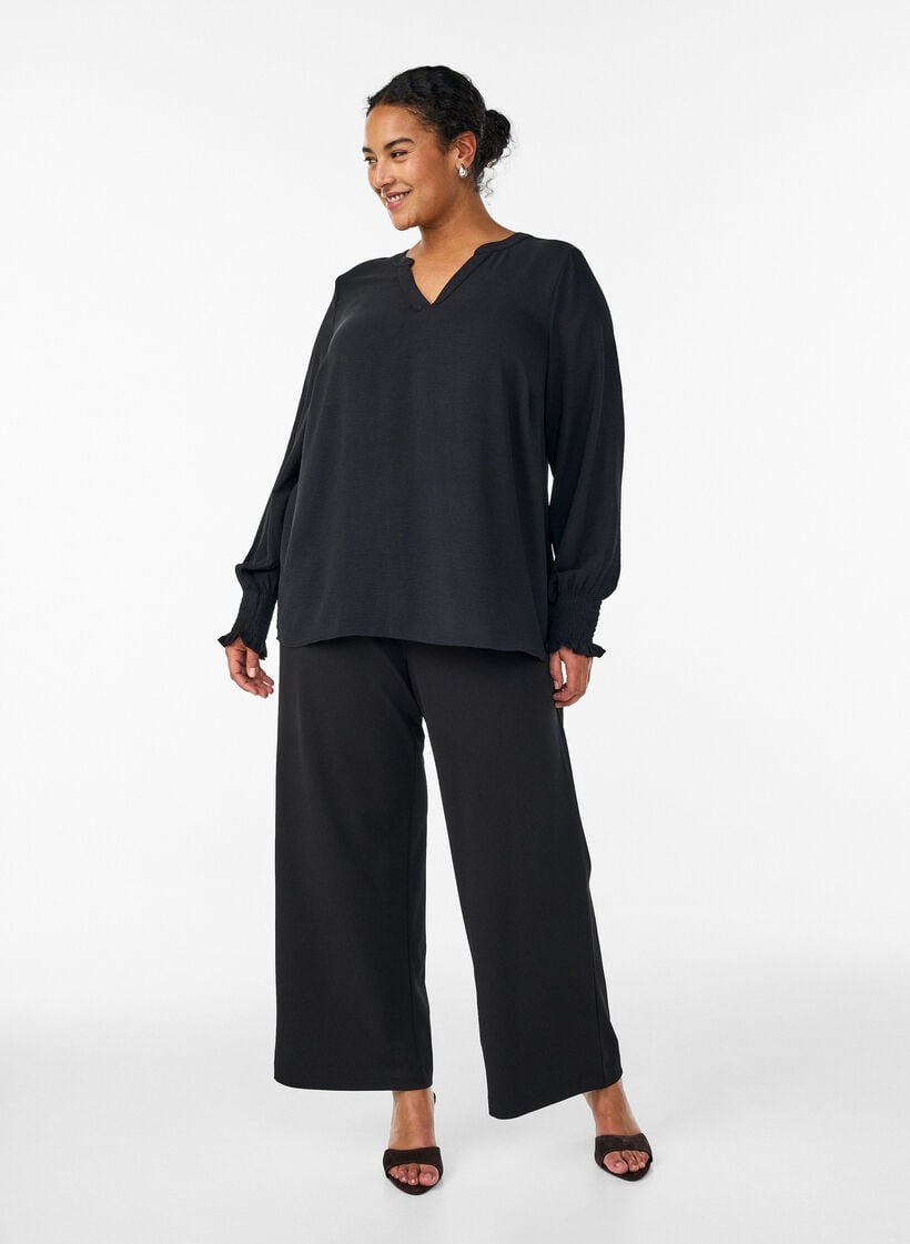 Bluse mit Smockb&uuml;ndchen und V-Ausschnitt, Schwarz, Model image number 1