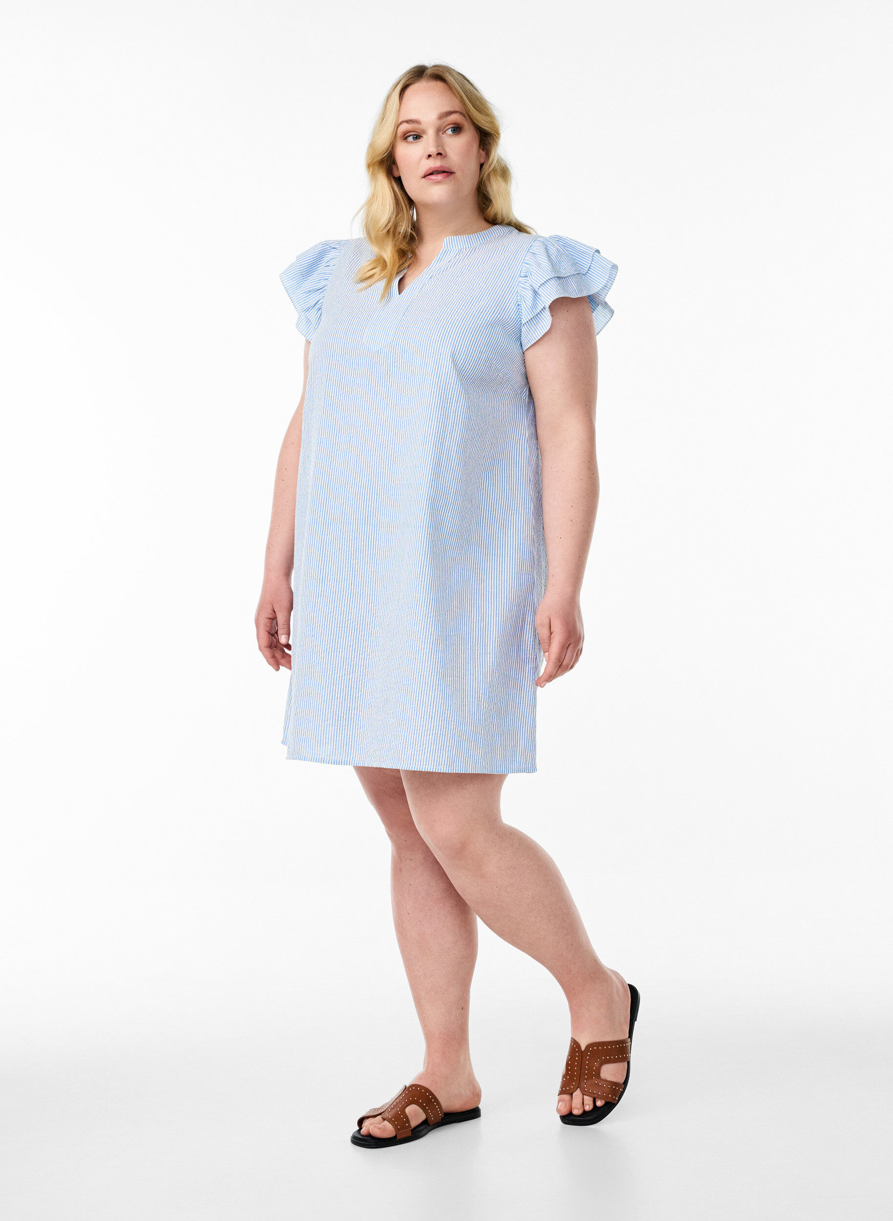 Zizzi Kurzes gestreiftes Kleid mit R&uuml;schen, Blau, Model image number 1