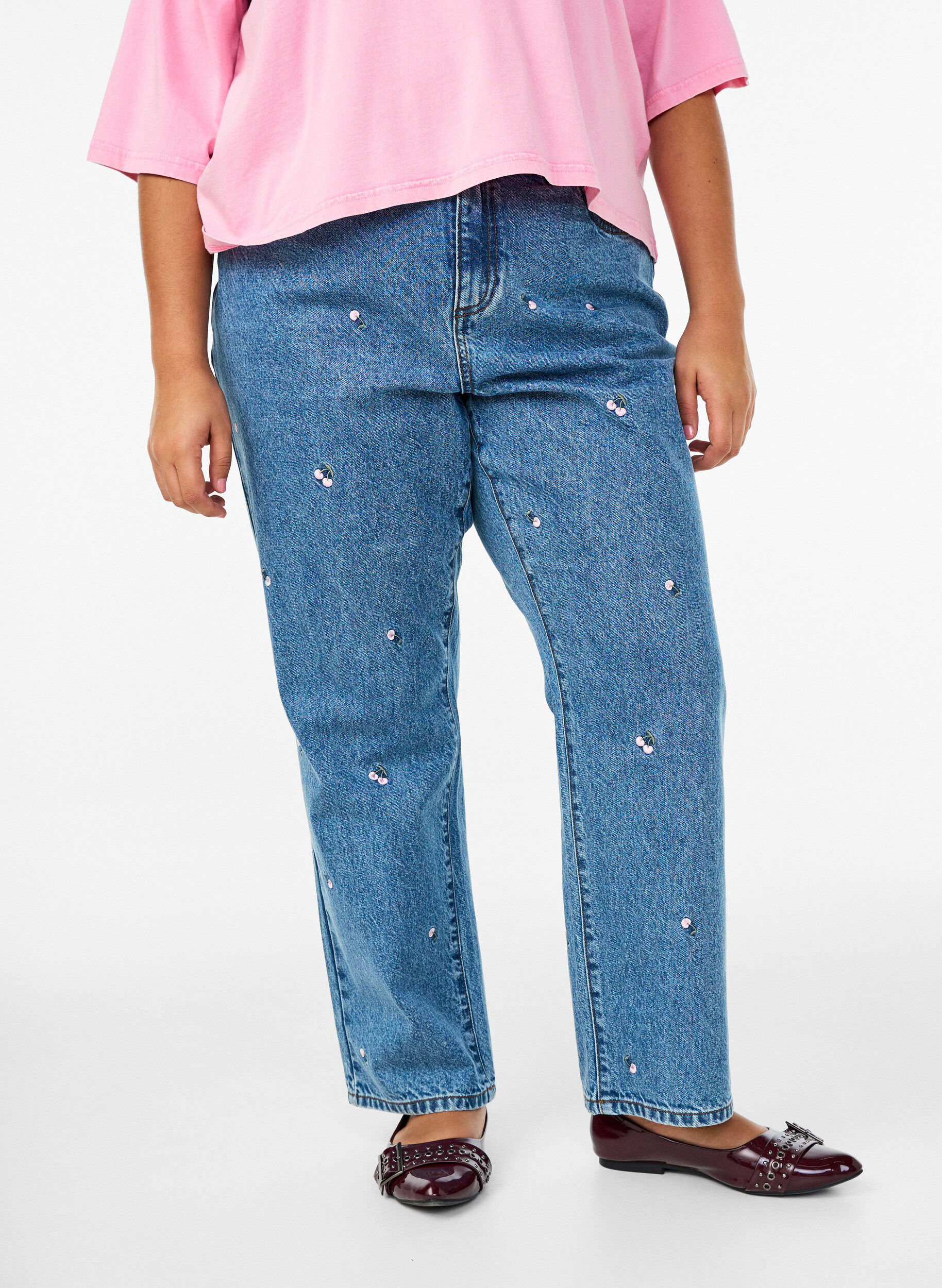 Zizzi Gemma Jeans mit hoher Taille und aufgestickten Details, Blau, Model image number 2
